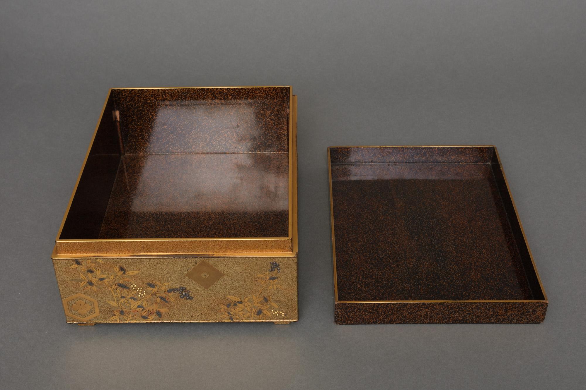 Legno dorato Eccezionale Tebako giapponese in lacca d'oro 手箱 'Scatola per accessori personali' in vendita