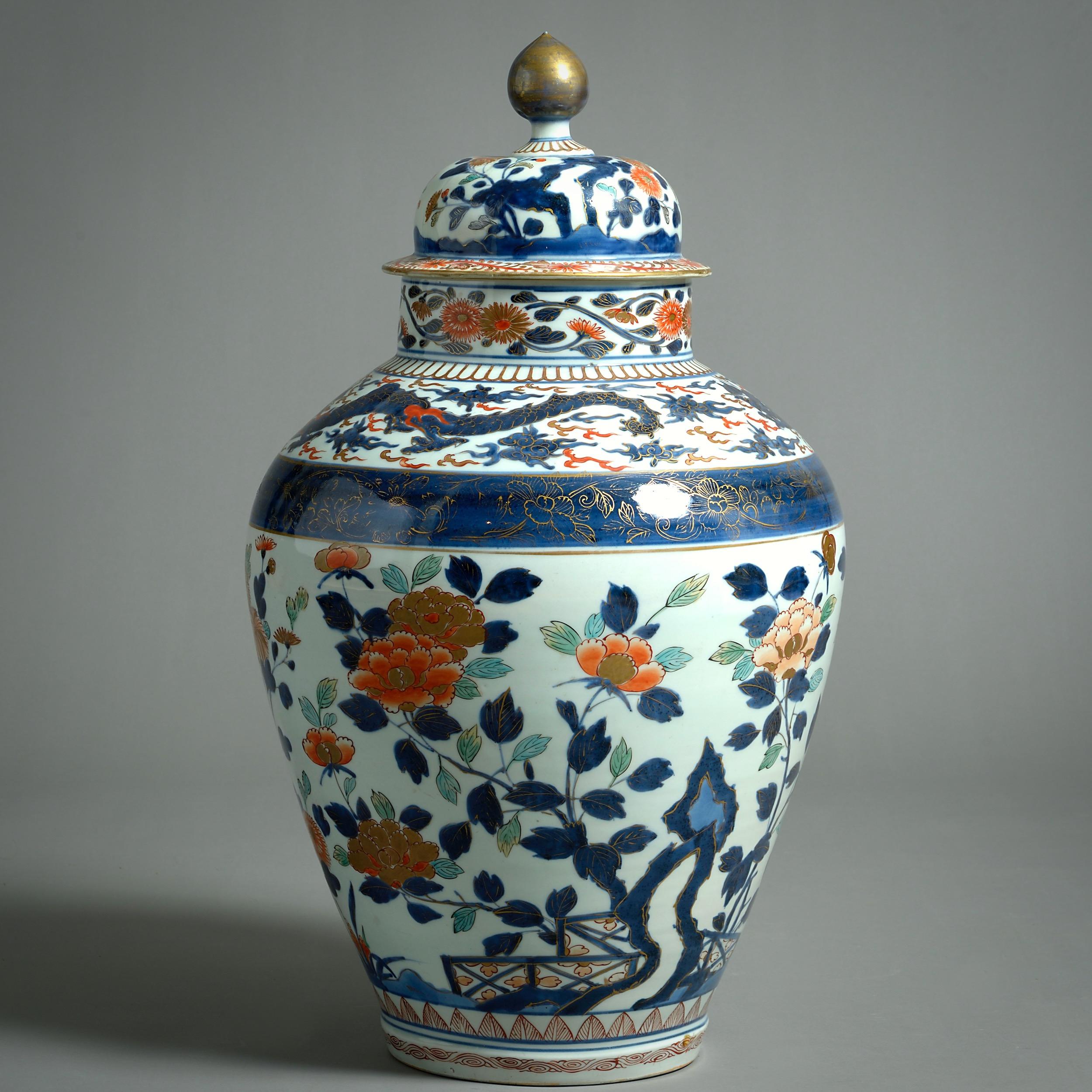 UN'ECCEZIONALE GUARNITURA DA PALAZZO IMARI GIAPPONESE, CIRCA 1700.

Decorati a colori e dorati in sovraimpressione con fregi di draghi sacri che inseguono perle fiammeggianti, i corpi sono decorati con arbusti fioriti, rocce e paling. Una copertina