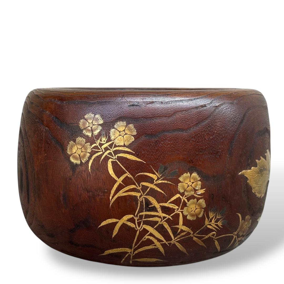 Exceptional Japanese Lacquered Hibachi with Poppy Flowers in Gold and Silver Mak For Sale 7