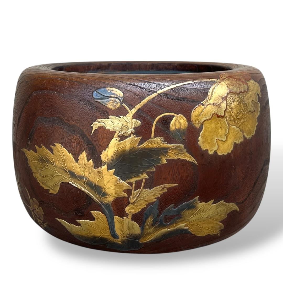 Exceptional Japanese Lacquered Hibachi with Poppy Flowers in Gold and Silver Mak For Sale 8