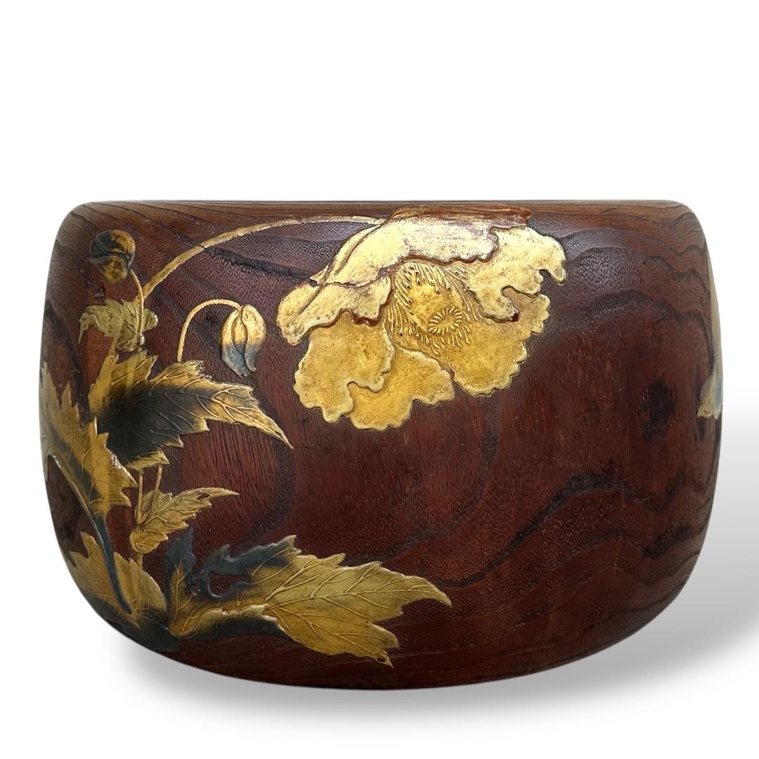 Edo Exceptional Japanese Lacquered Hibachi with Poppy Flowers in Gold and Silver Mak For Sale