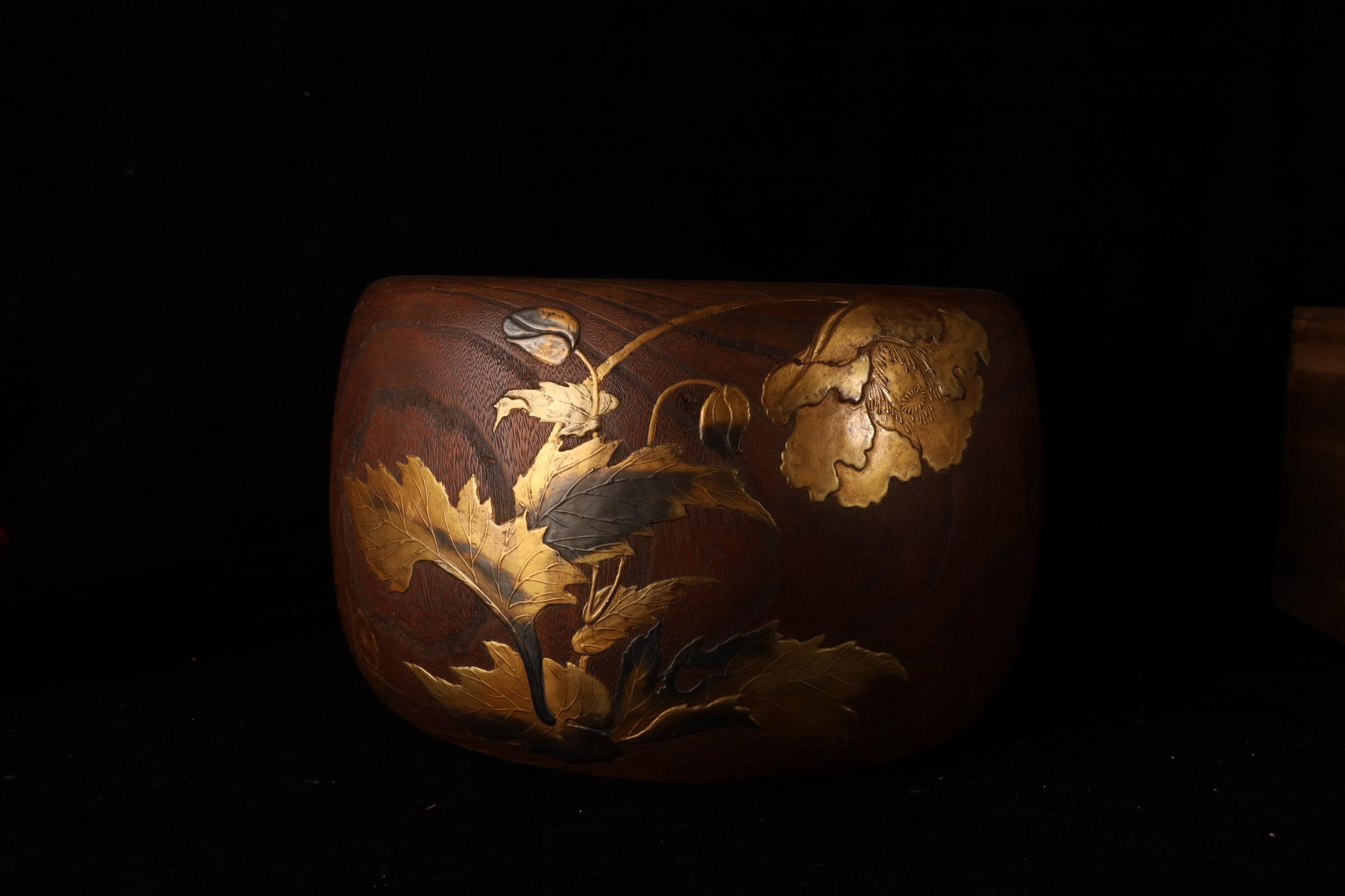 Edo Exceptionnel Hibachi japonais laqué avec fleurs de pavot en Mak d'or et d'argent en vente