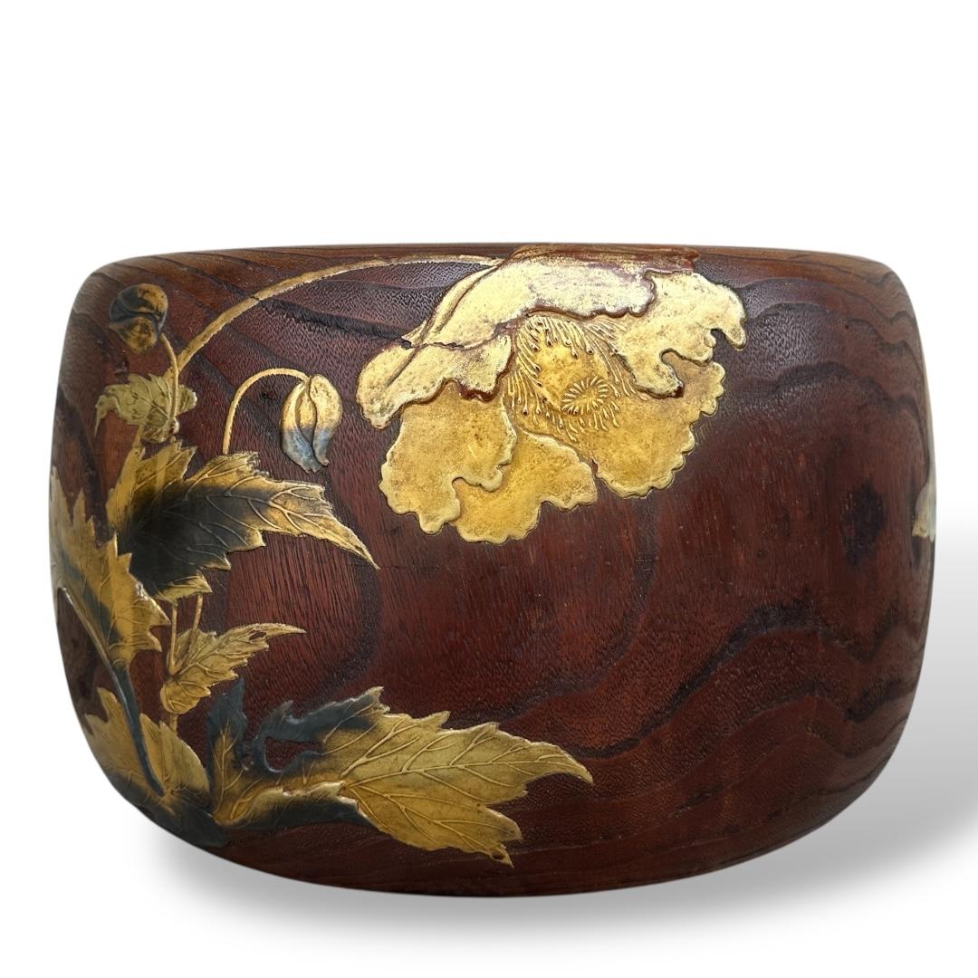 Exceptional Japanese Lacquered Hibachi with Poppy Flowers in Gold and Silver Mak In Good Condition For Sale In Fukuoka, JP