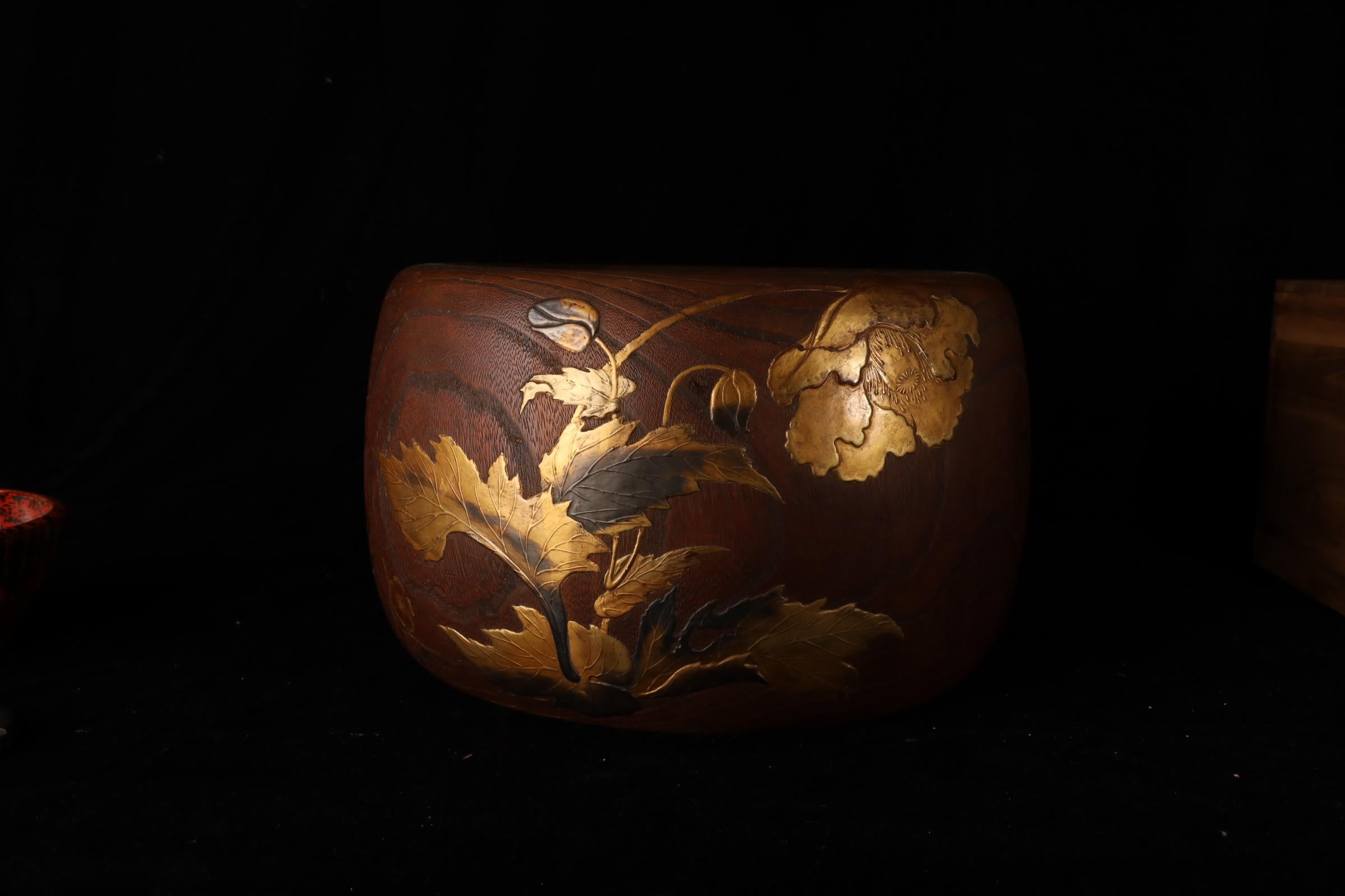 Japonais Exceptionnel Hibachi japonais laqué avec fleurs de pavot en Mak d'or et d'argent en vente