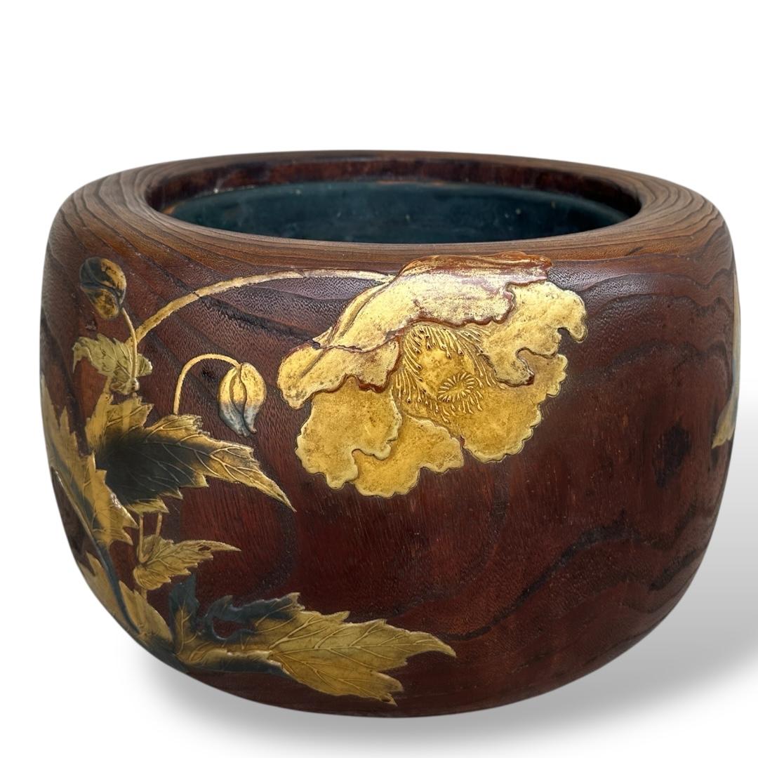 19th Century Exceptional Japanese Lacquered Hibachi with Poppy Flowers in Gold and Silver Mak For Sale