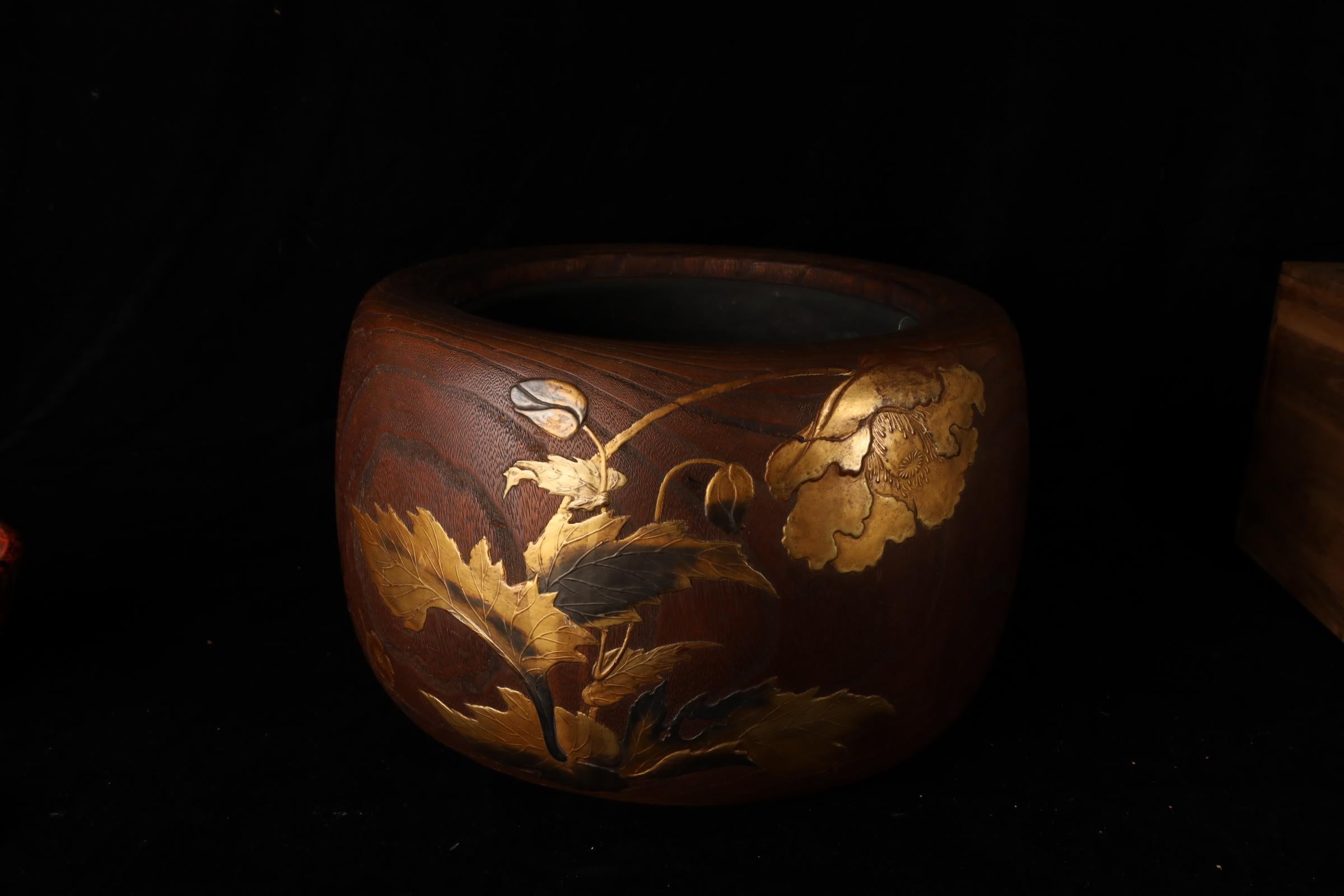 Exceptionnel Hibachi japonais laqué avec fleurs de pavot en Mak d'or et d'argent Bon état - En vente à Fukuoka, JP