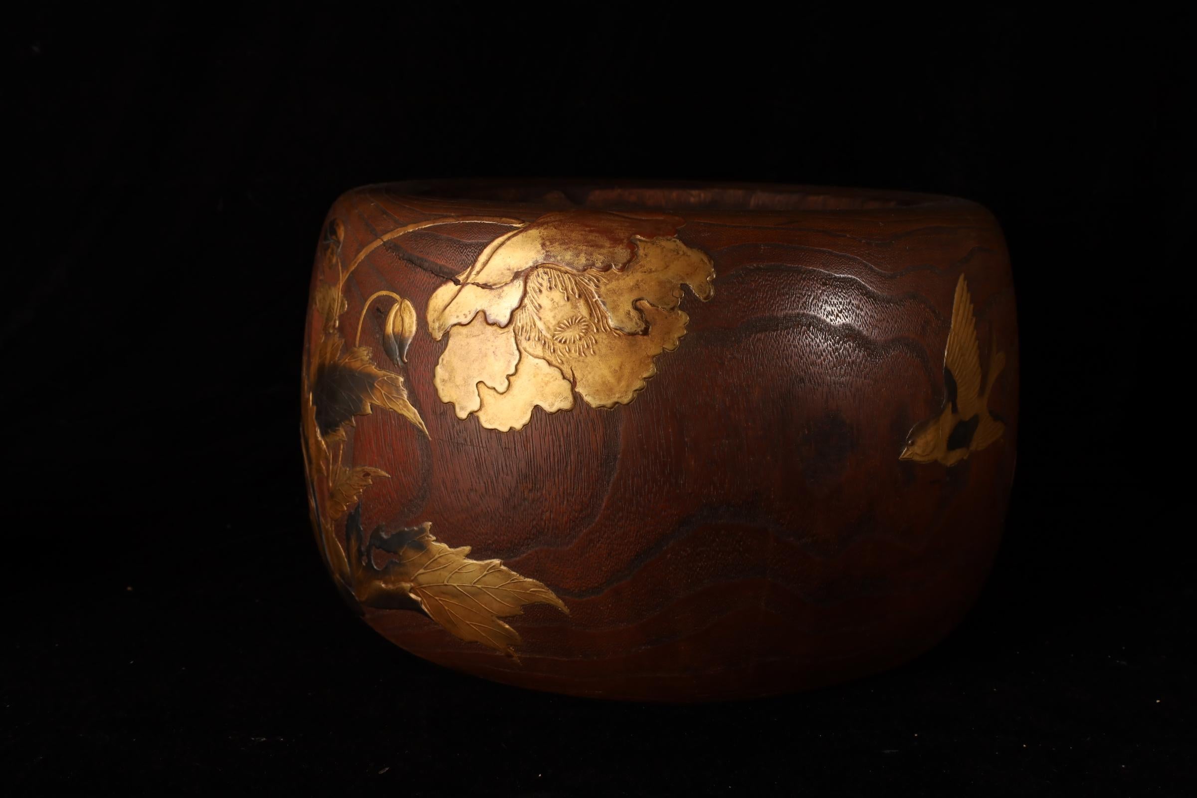 XIXe siècle Exceptionnel Hibachi japonais laqué avec fleurs de pavot en Mak d'or et d'argent en vente