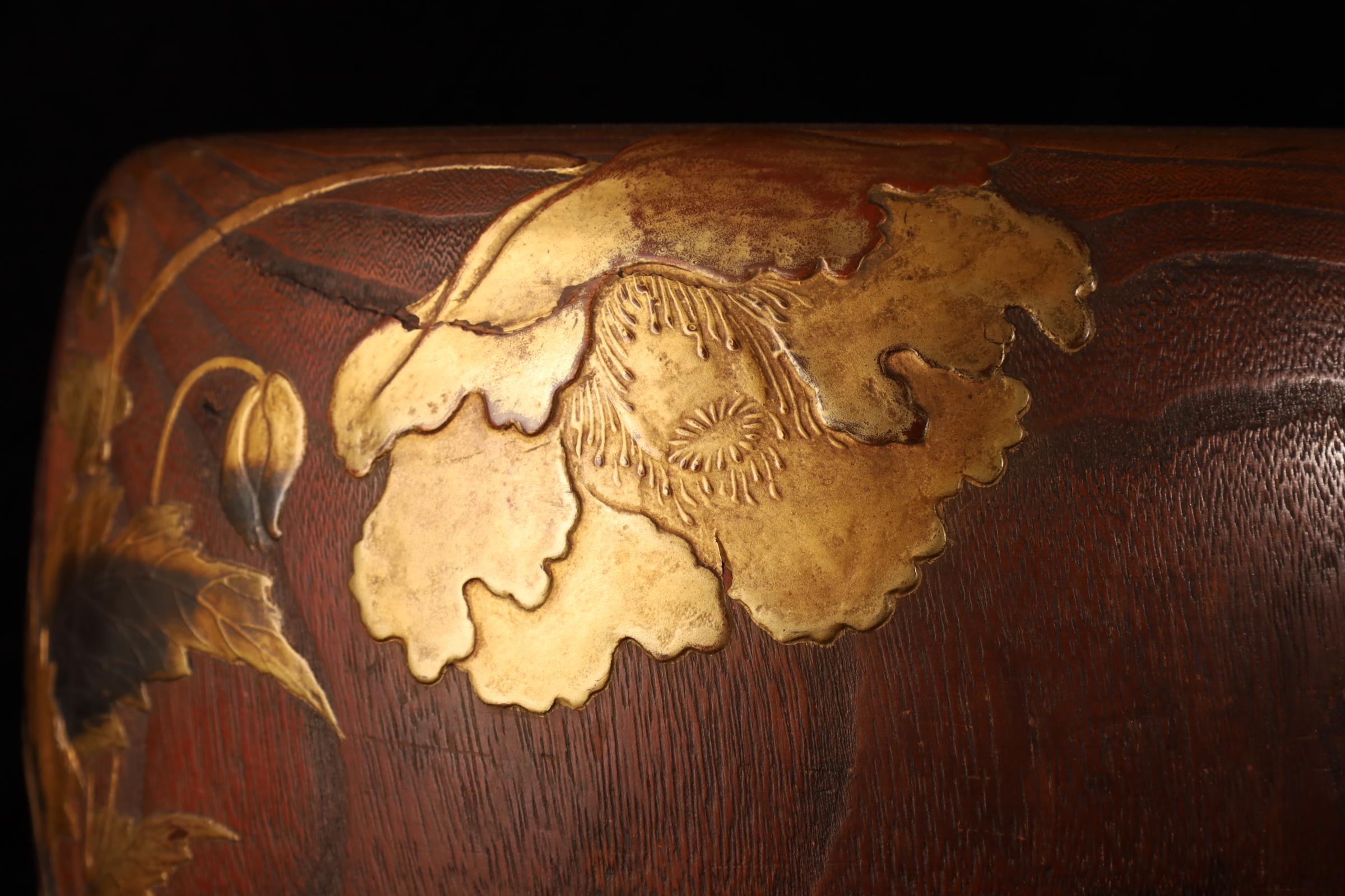 Cuivre Exceptionnel Hibachi japonais laqué avec fleurs de pavot en Mak d'or et d'argent en vente