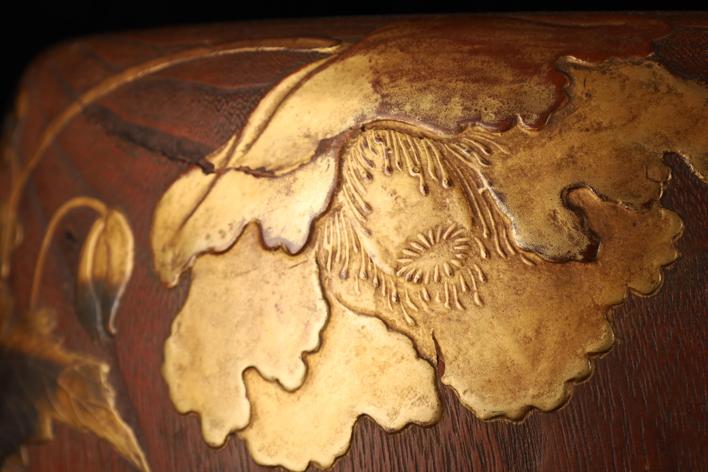 Exceptionnel Hibachi japonais laqué avec fleurs de pavot en Mak d'or et d'argent en vente 1