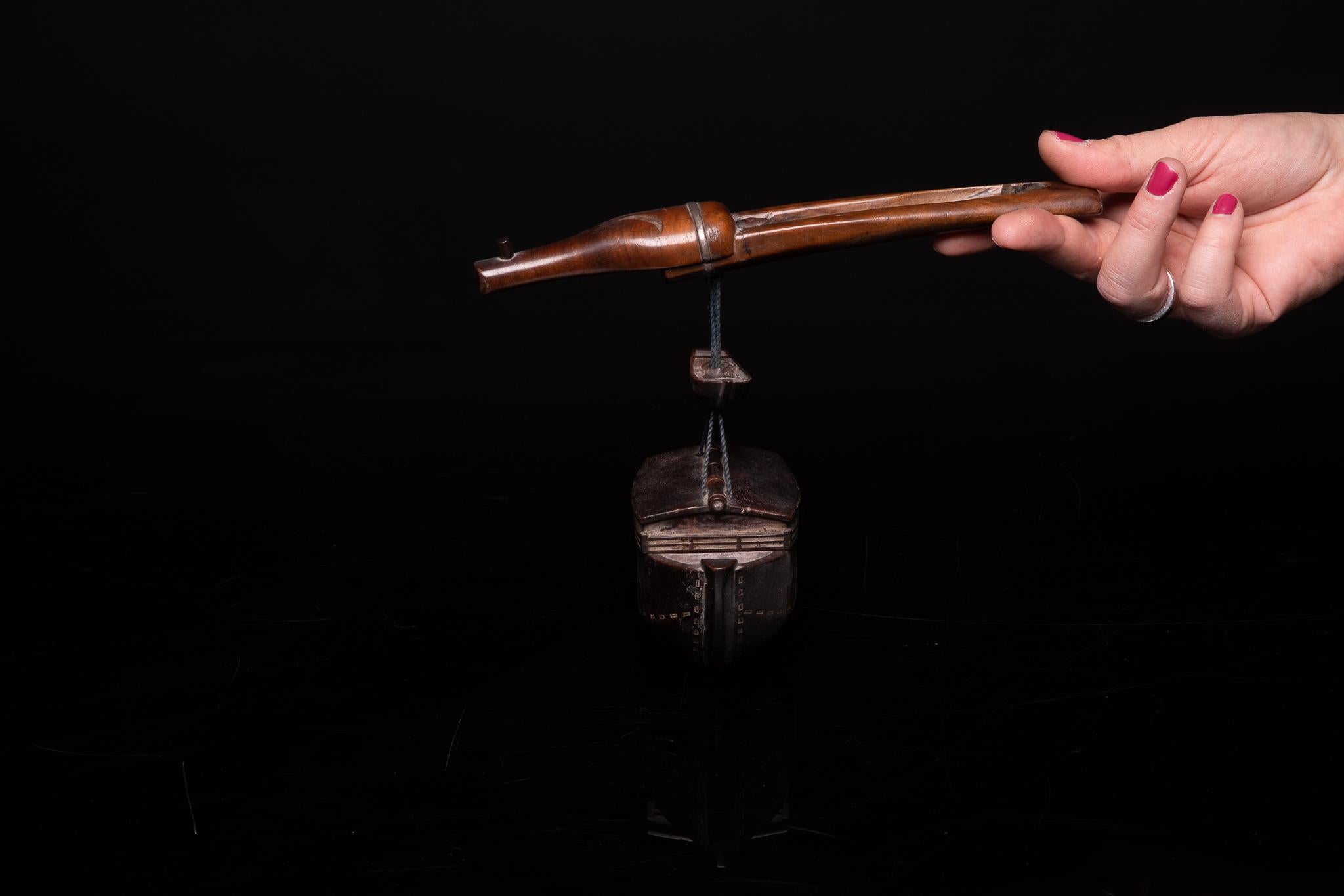 La pipe à fumer japonaise ou Kiseru n'était utilisée que pour fumer une toute petite pincée de tabac kizami (environ 25 mg). Ce modèle particulièrement original et magnifiquement exécuté indique le statut social de l'utilisateur.

Collection S S