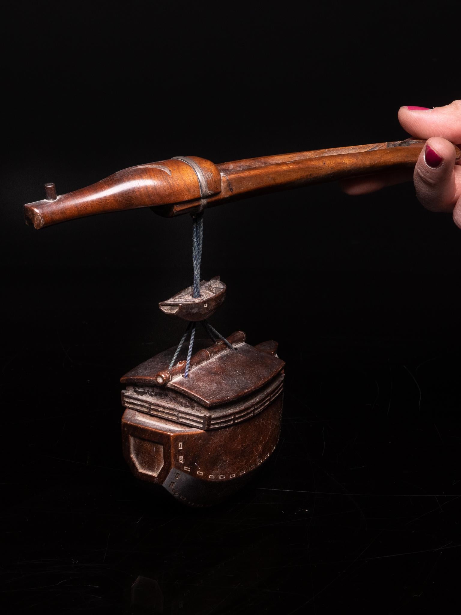 Japonais Exceptionnelle pipe à tabac japonaise ou Kiseru avec récipient en forme de bateau et couvercle en vente