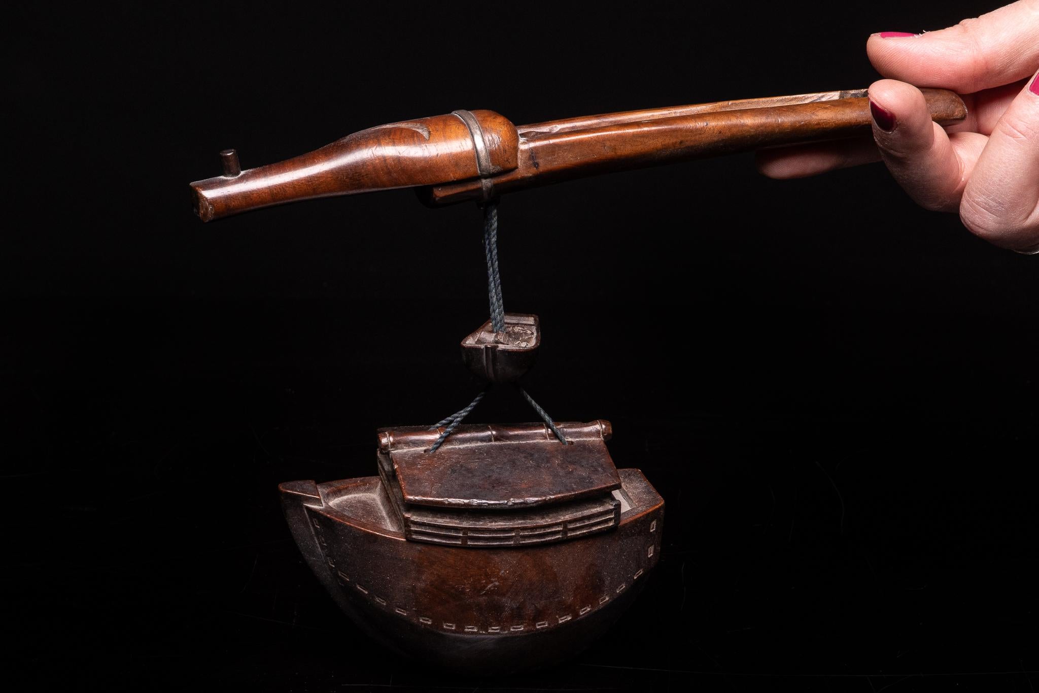 Fait main Exceptionnelle pipe à tabac japonaise ou Kiseru avec récipient en forme de bateau et couvercle en vente