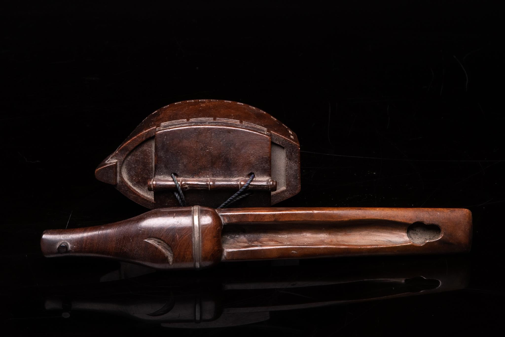 Exceptionnelle pipe à tabac japonaise ou Kiseru avec récipient en forme de bateau et couvercle Bon état - En vente à Leuven , BE