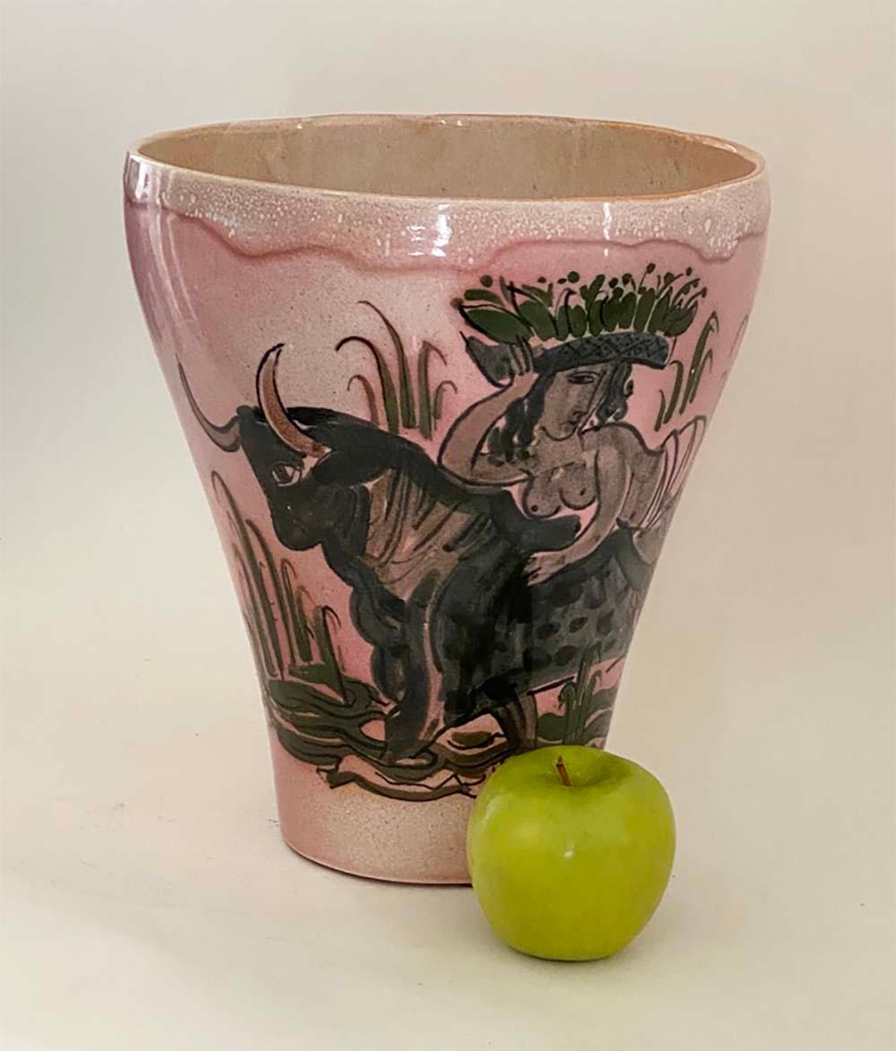 Un vaso raro e di dimensioni impressionanti di Karl Drerup (1904-2000) per Vontury. Il vaso raffigura un'interpretazione dipinta a mano di Europa e del Toro. Il corpo realizzato a mano ha una forma un po' organica, non completamente rotonda, il che