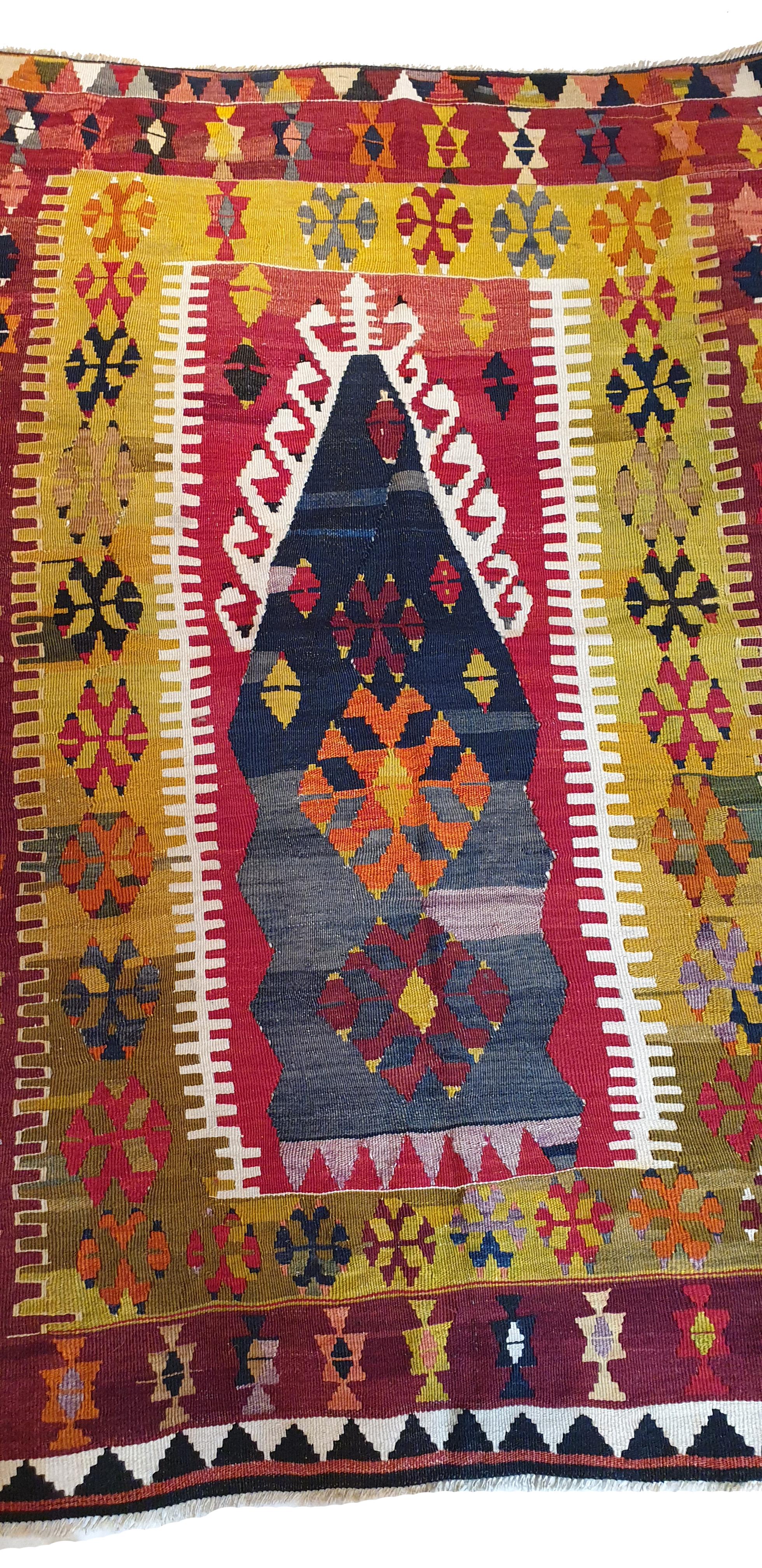  Exceptional Kilim from Turkey , 19th Century- N° 695 In Excellent Condition For Sale In Paris, FR