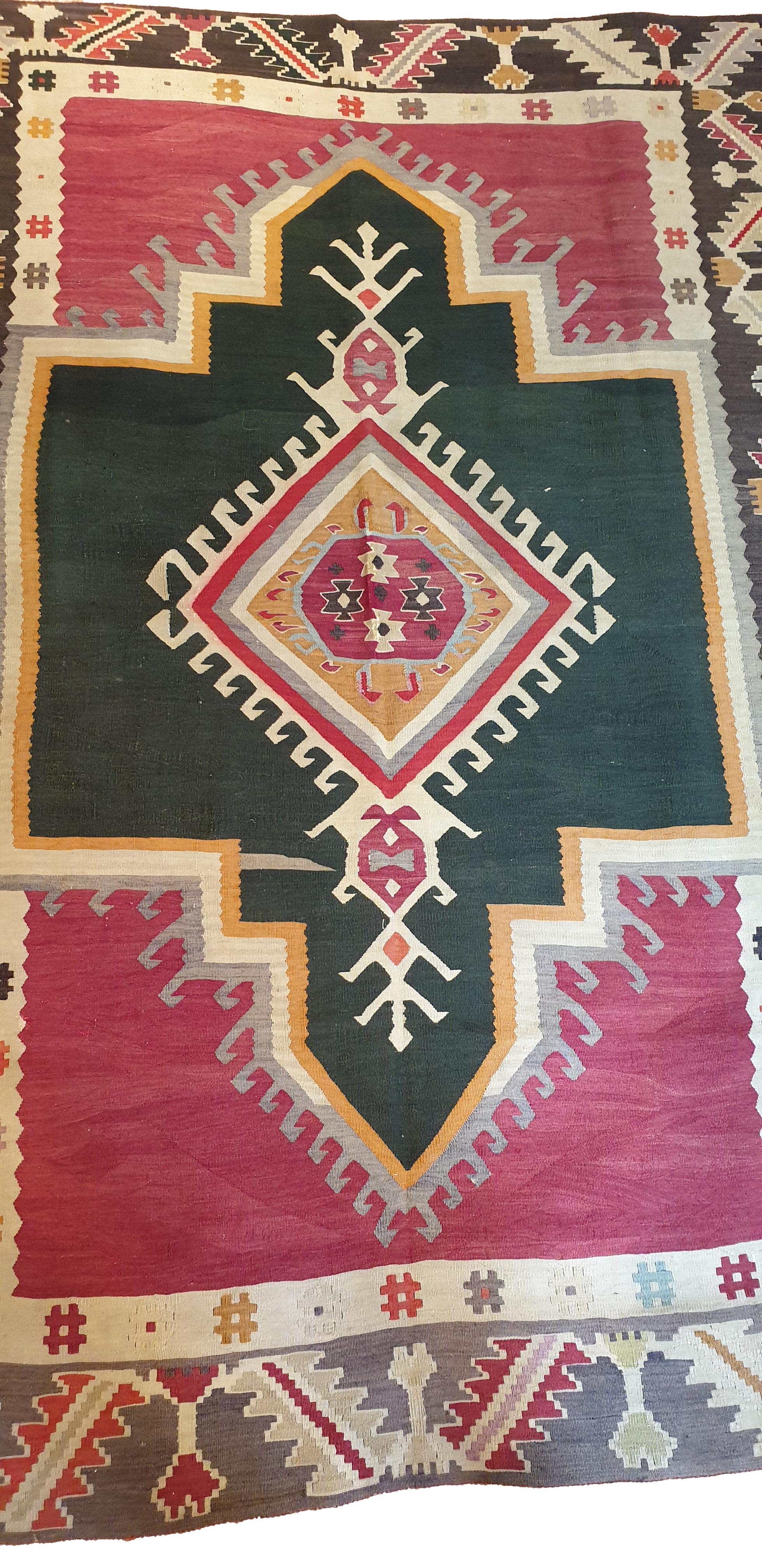 Tappeto annodato a mano in Turchia, raffigurante forme geometriche in stile tribale.
Alta qualità, bella grafica e notevole finezza.
Perfetto stato di conservazione.

Misure: 78,74 x 55,11 pollici.


Kilim Exceptionnel De Turquie En Laine 19ème