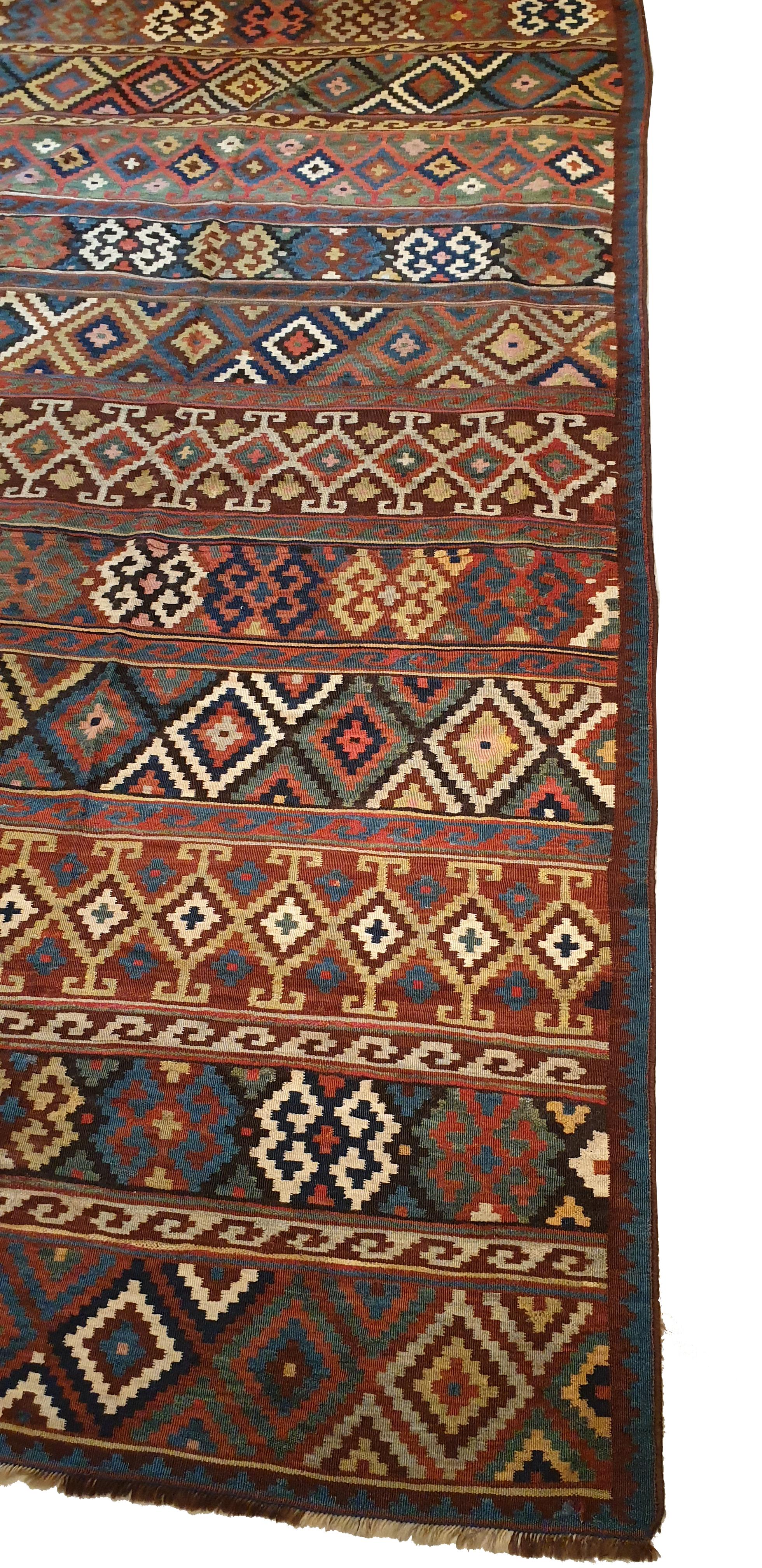 847 - Außergewöhnlicher Kelim aus der kaukasischen Region aus Wolle des 19. Jahrhunderts  (Handgeknüpft) im Angebot