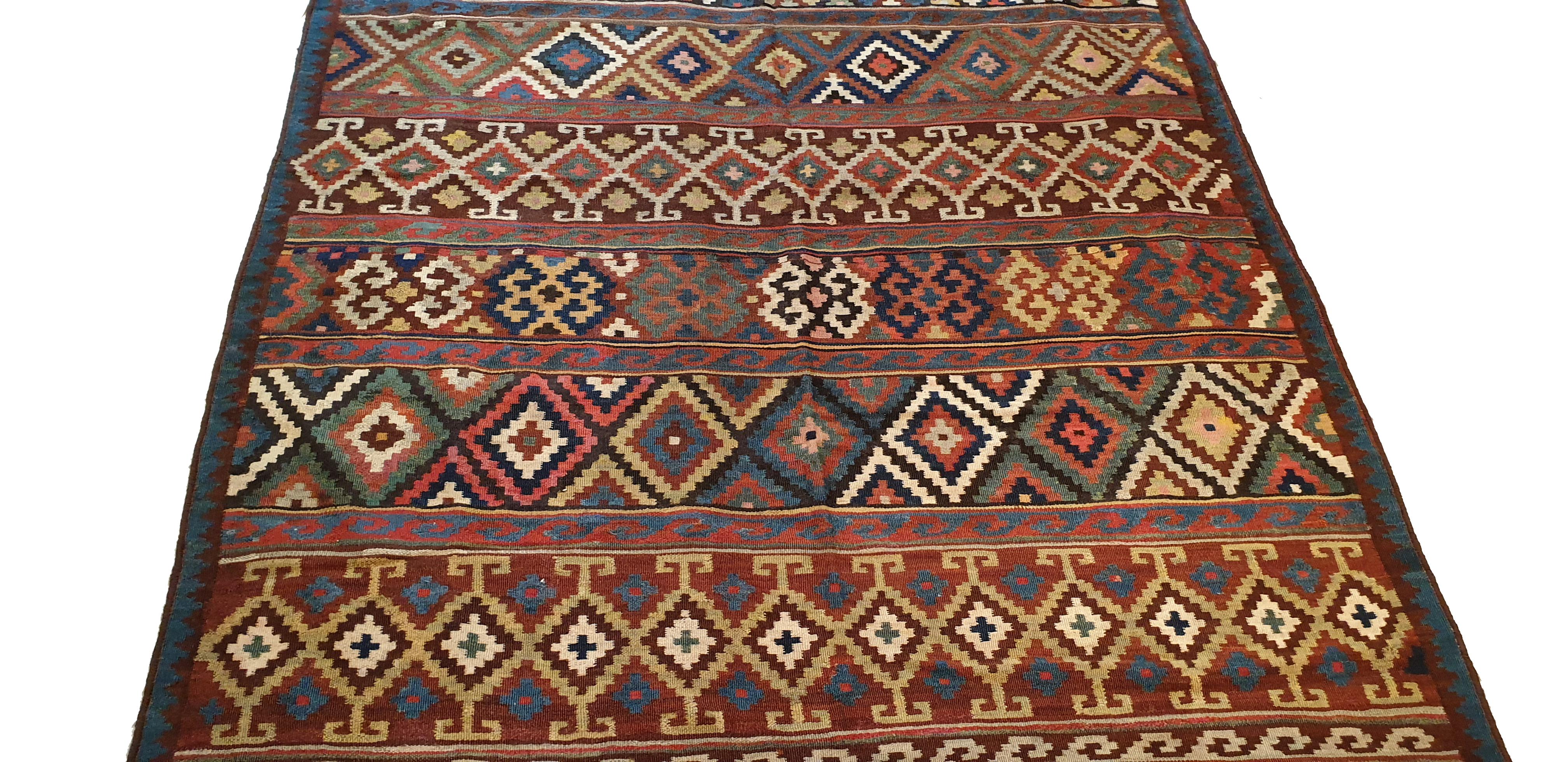 Kilim dans le Caucase, représentant des formes géométriques de style tribal.
Haute qualité, beaux graphiques et finesse remarquable.
Parfait état de conservation.

Mesures : 106.29 in. x 61.02 in.


kilim de Caucase, représentant des formes