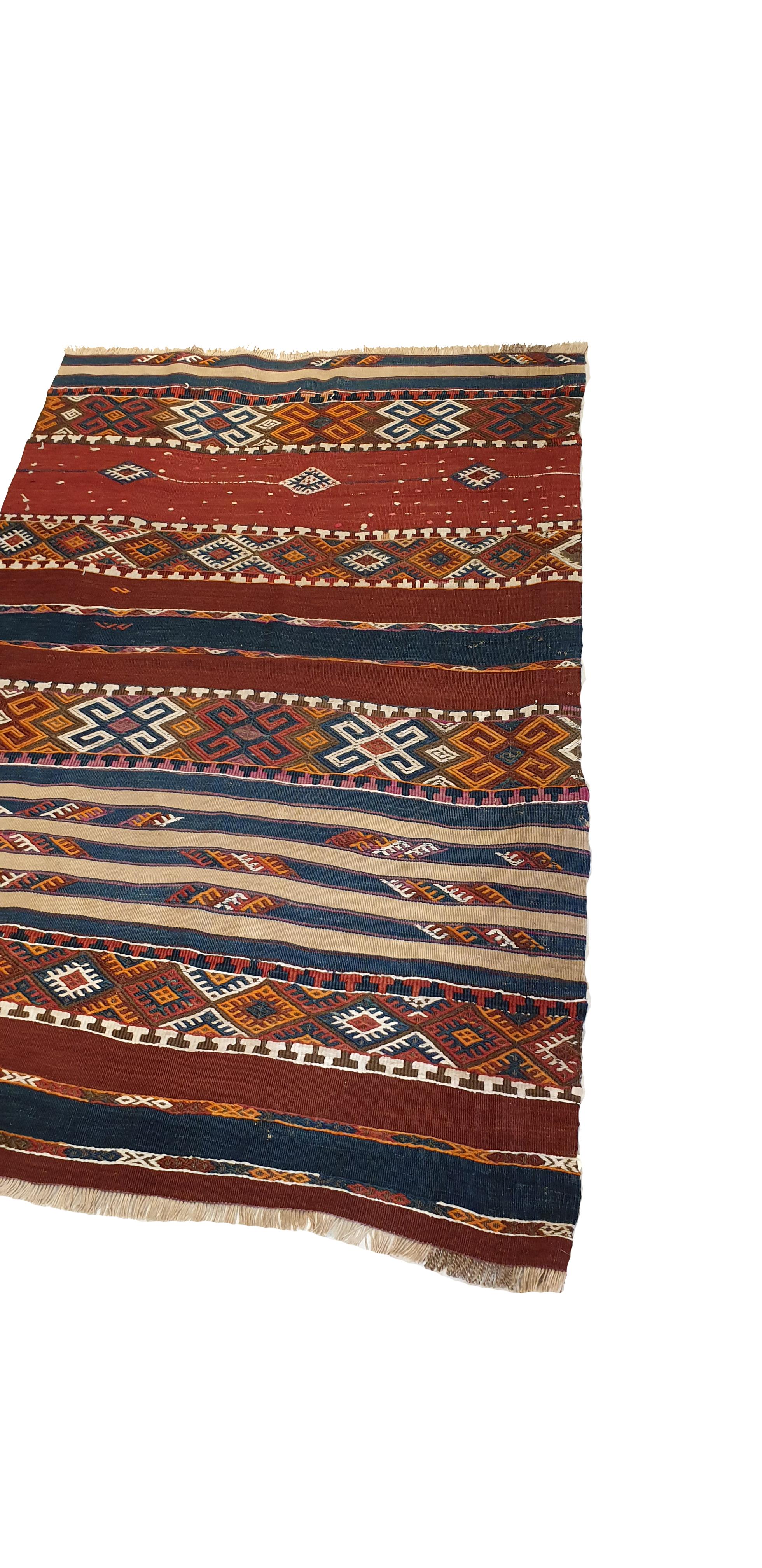 Kilim in Turkey, representing tribal style geometric shapes.
High quality, beautiful graphics and remarkable finesse.

Perfect state of preservation.

Measures: 62.99 in. x 37.40 in.


kilim en Turquie, représentant des formes géométriques du style