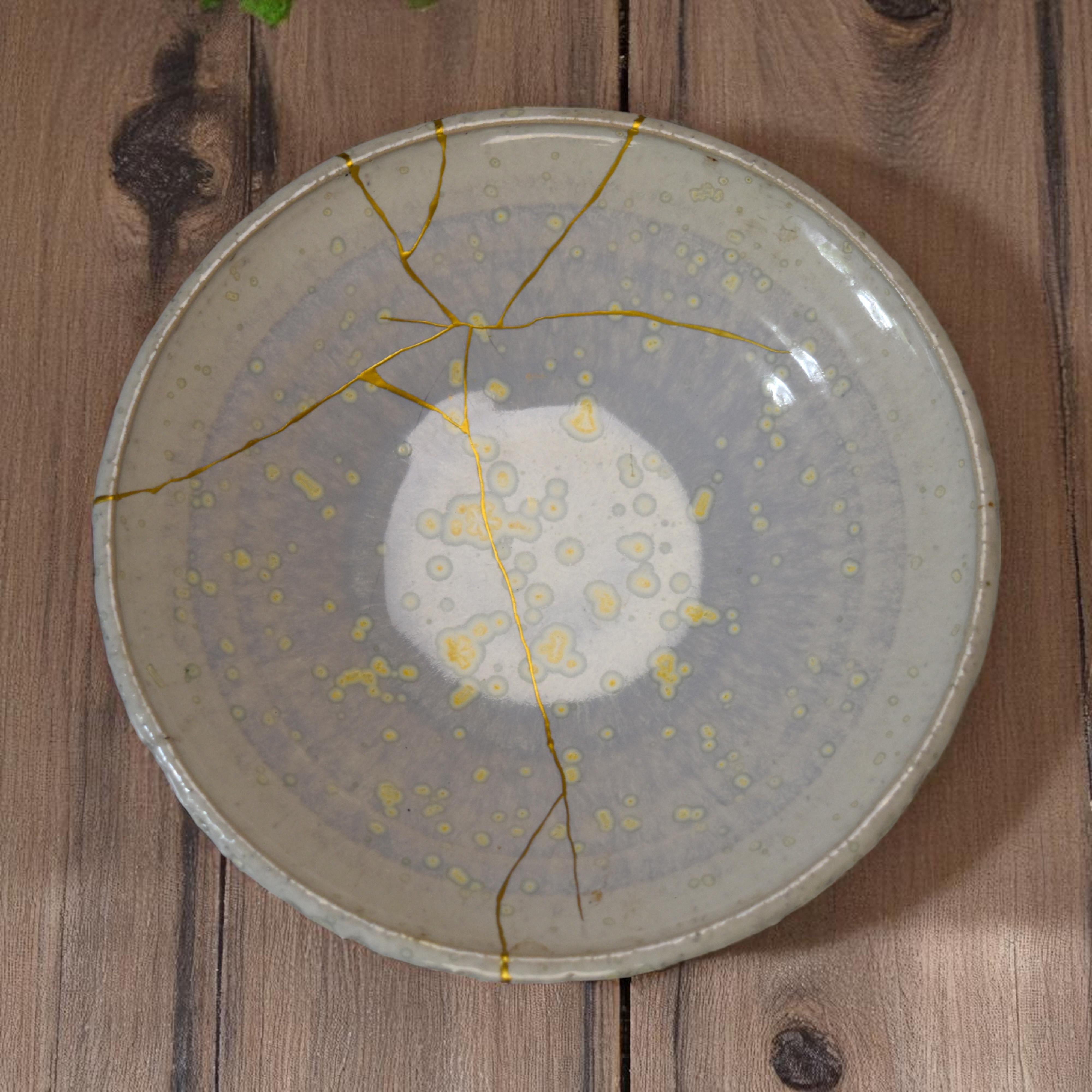 synonyme d'excellence gastronomique.

Sa forme ouverte, avec ses dimensions idéales de 4 cm de hauteur et 17 cm de diamètre, en fait un objet à la fois délicat et polyvalent. Sa glaçure, véritable tableau de cristallisation, crée un effet visuel
