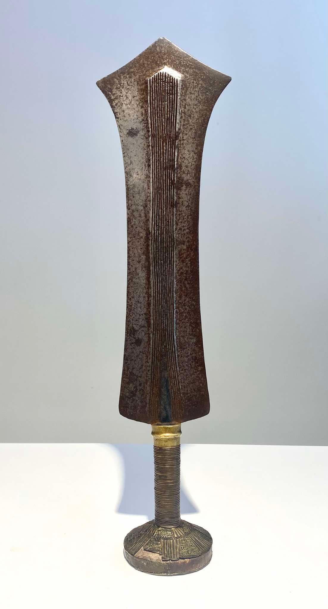 An exceptional and very rare knife or saber from the Teke people DR Congo or Kongo Brazzaville
People: Teke
Country : Congo
A museum piece!!!
Period: 19th century.
Length: 44 cm
In very good condition (see photos please)