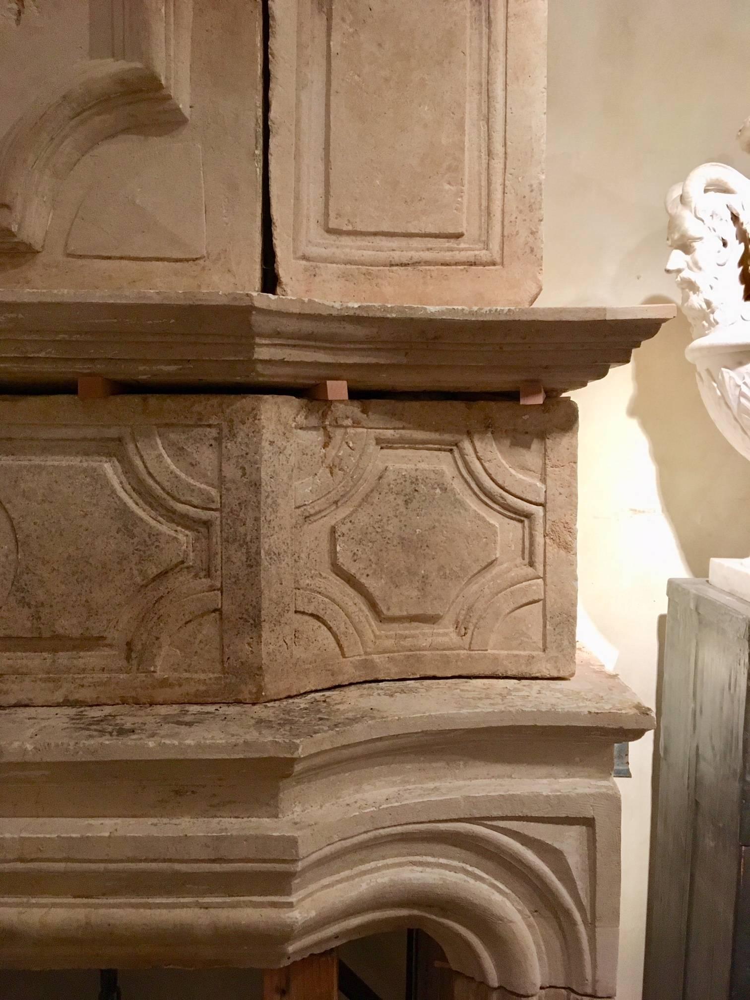 Exceptional Large 17th Century Fireplace with Trumeau In Good Condition In Baambrugge, NL