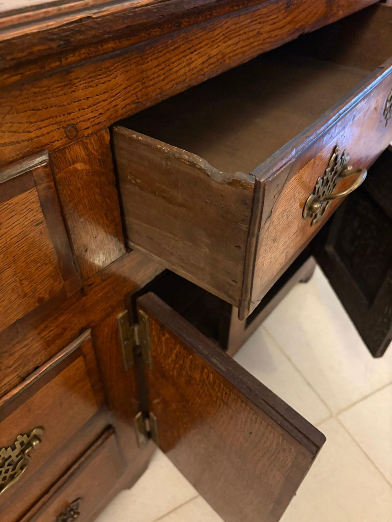 Eccezionale grande base per comò / credenza in Oak antica di qualità del XVIII secolo In condizioni buone a Suffolk, GB