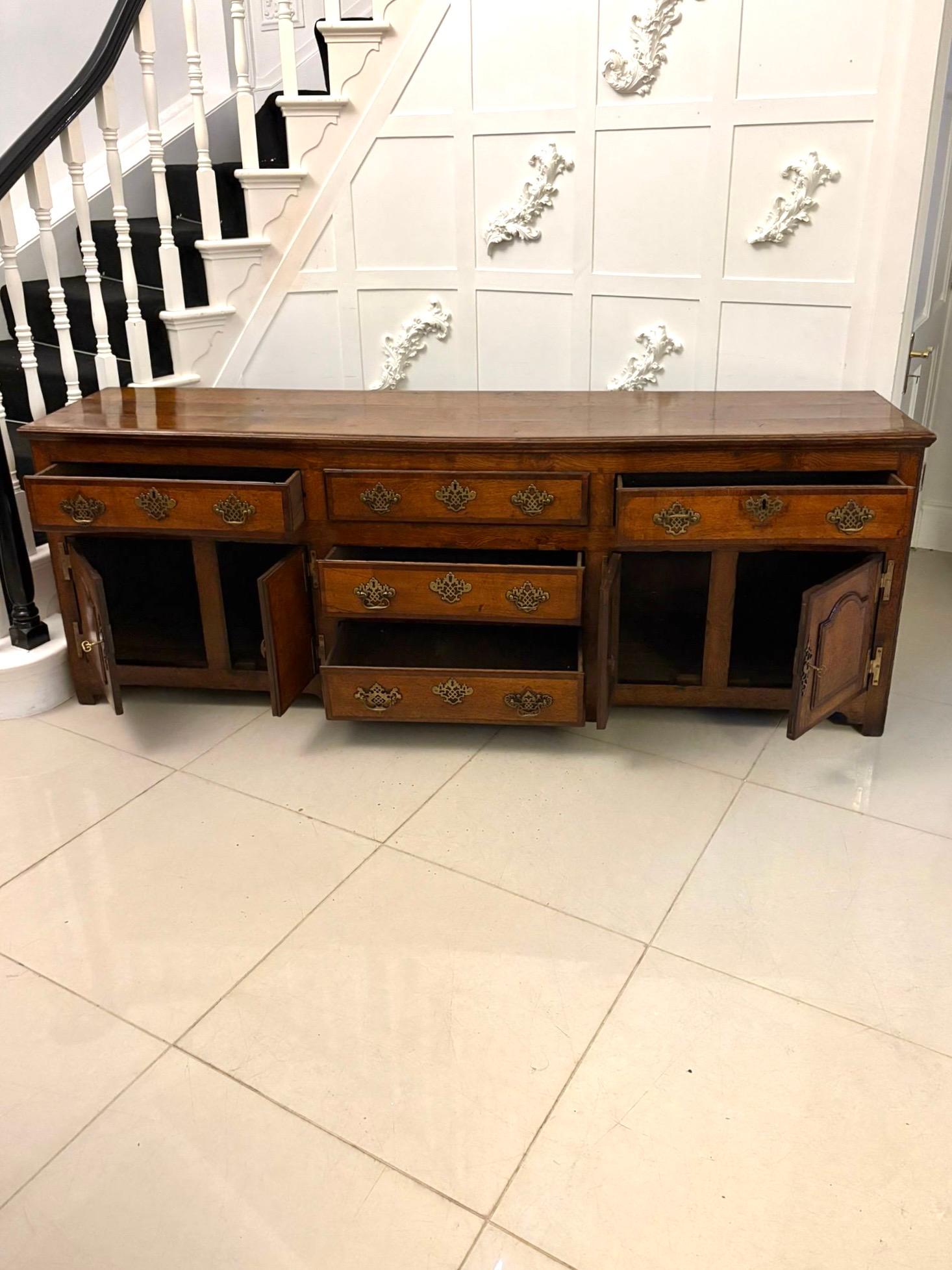 Fino al XVIII secolo Eccezionale grande base per comò / credenza in Oak antica di qualità del XVIII secolo