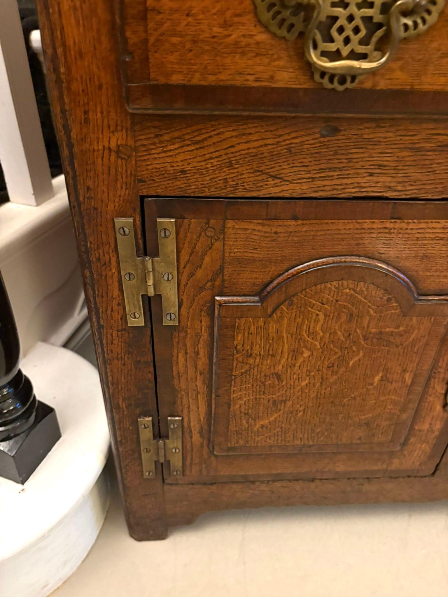 Quercia Eccezionale grande base per comò / credenza in Oak antica di qualità del XVIII secolo