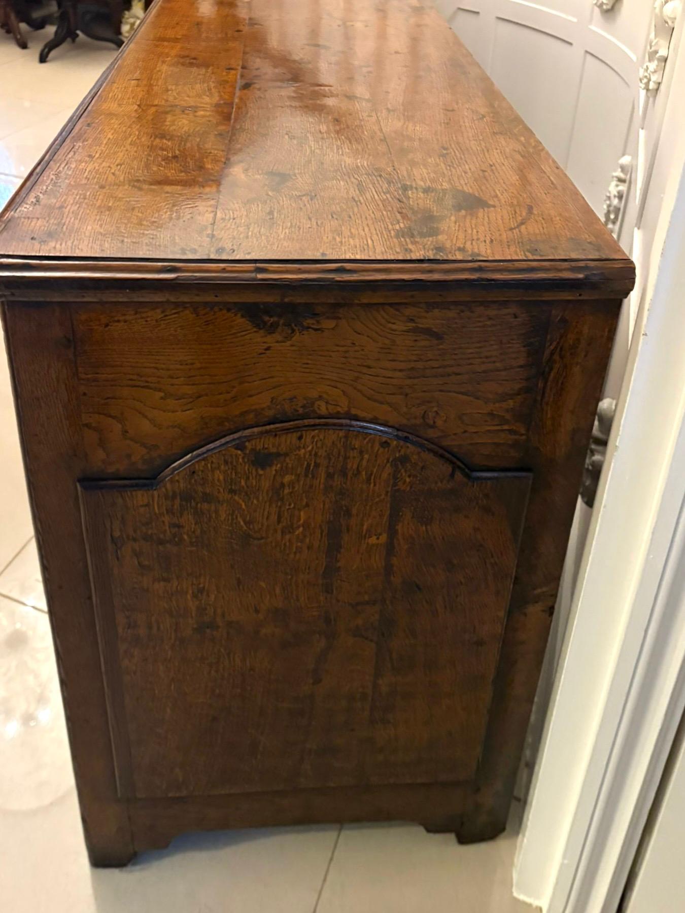 Eccezionale grande base per comò / credenza in Oak antica di qualità del XVIII secolo 1