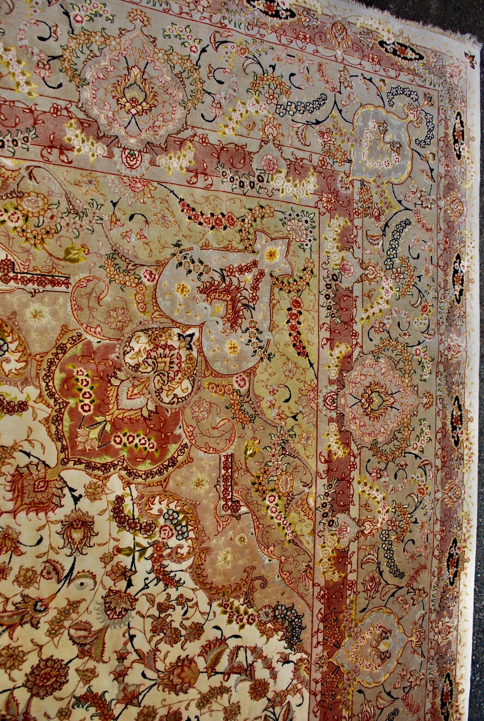 Exceptionnel grand tapis Tabriz des années 1950 en soie fine et laine nouée à la main en vente 3