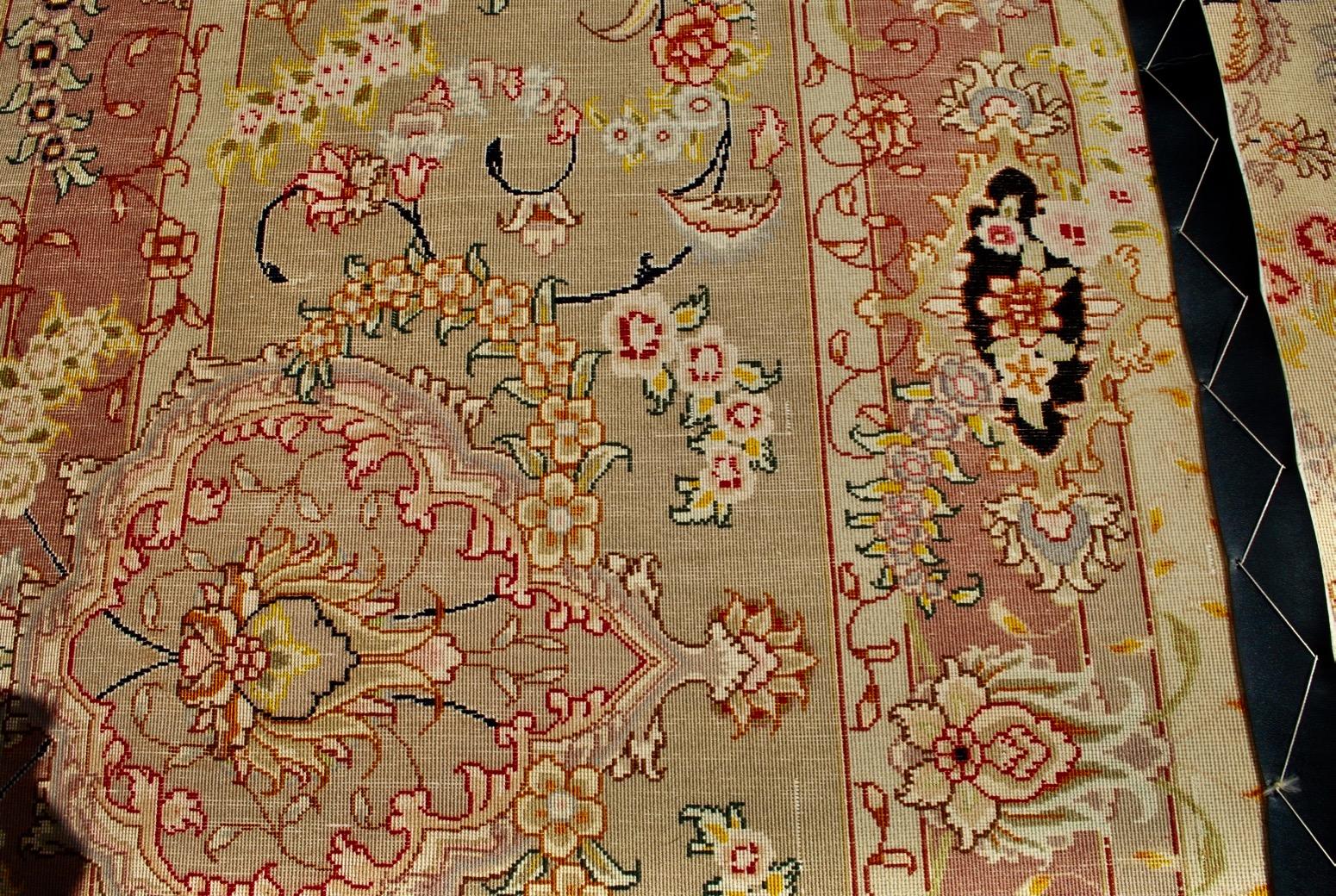 Exceptionnel grand tapis Tabriz des années 1950 en soie fine et laine nouée à la main en vente 4
