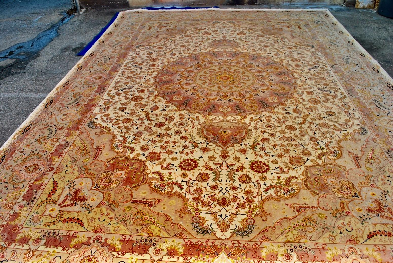 Ce magnifique et rare tapis Persan Tabriz surdimensionné (11' 9