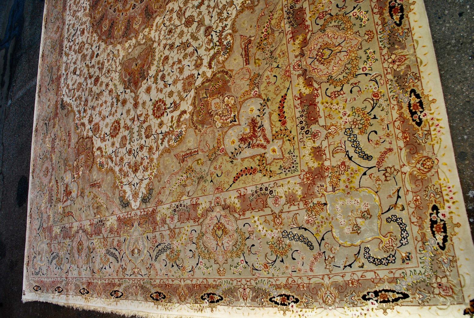 Perse Exceptionnel grand tapis Tabriz des années 1950 en soie fine et laine nouée à la main en vente