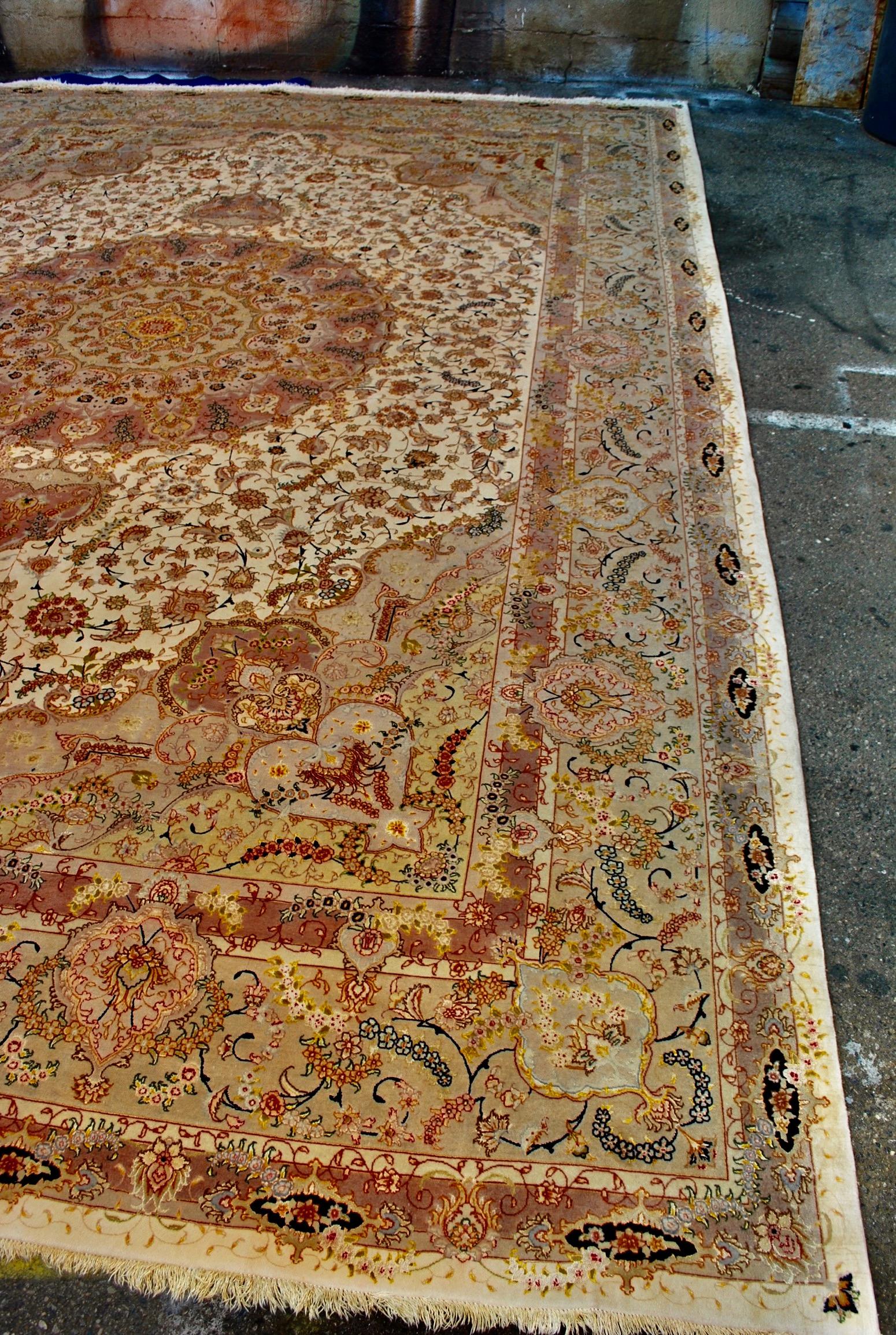 Noué à la main Exceptionnel grand tapis Tabriz des années 1950 en soie fine et laine nouée à la main en vente