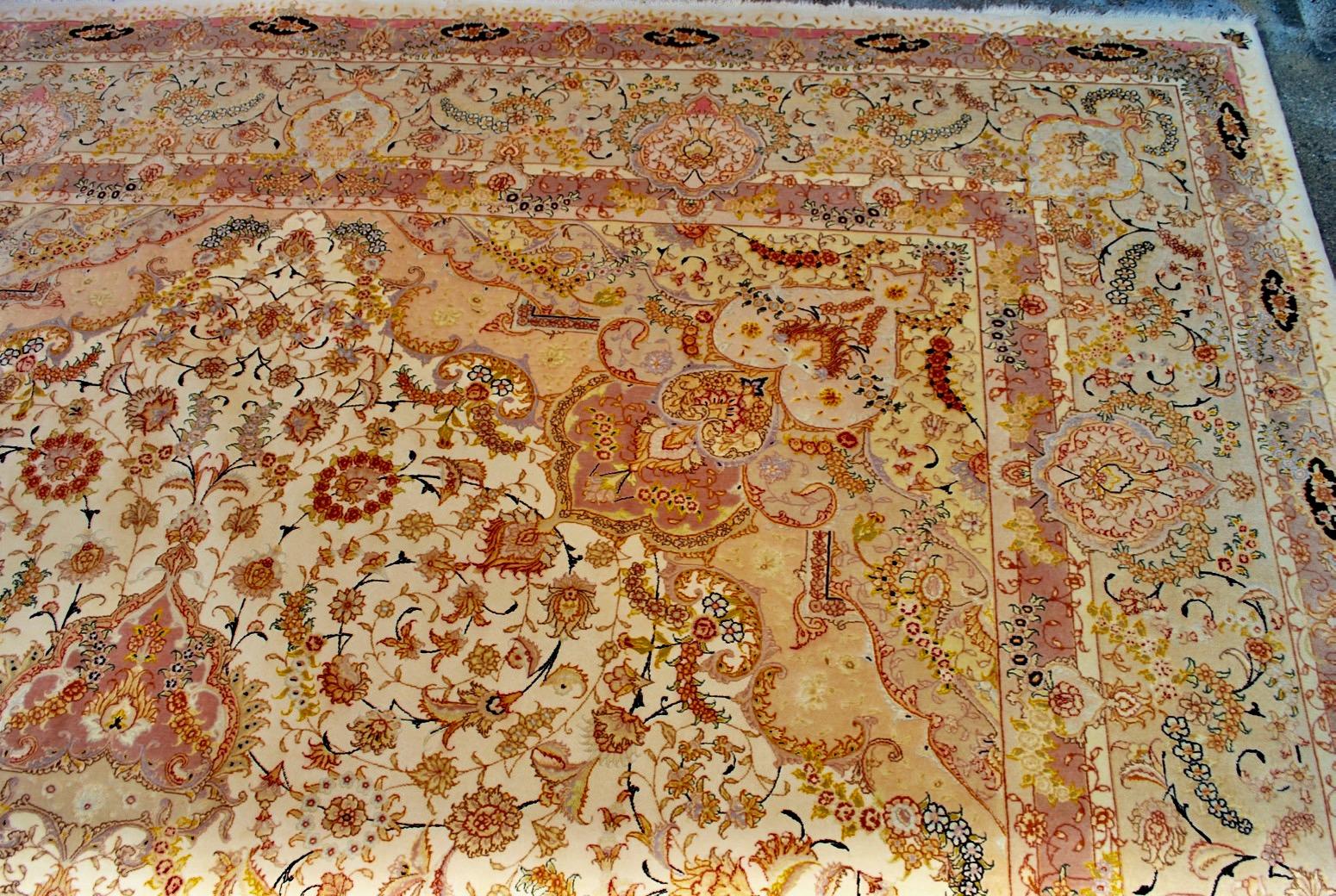 Exceptionnel grand tapis Tabriz des années 1950 en soie fine et laine nouée à la main Bon état - En vente à Los Angeles, CA