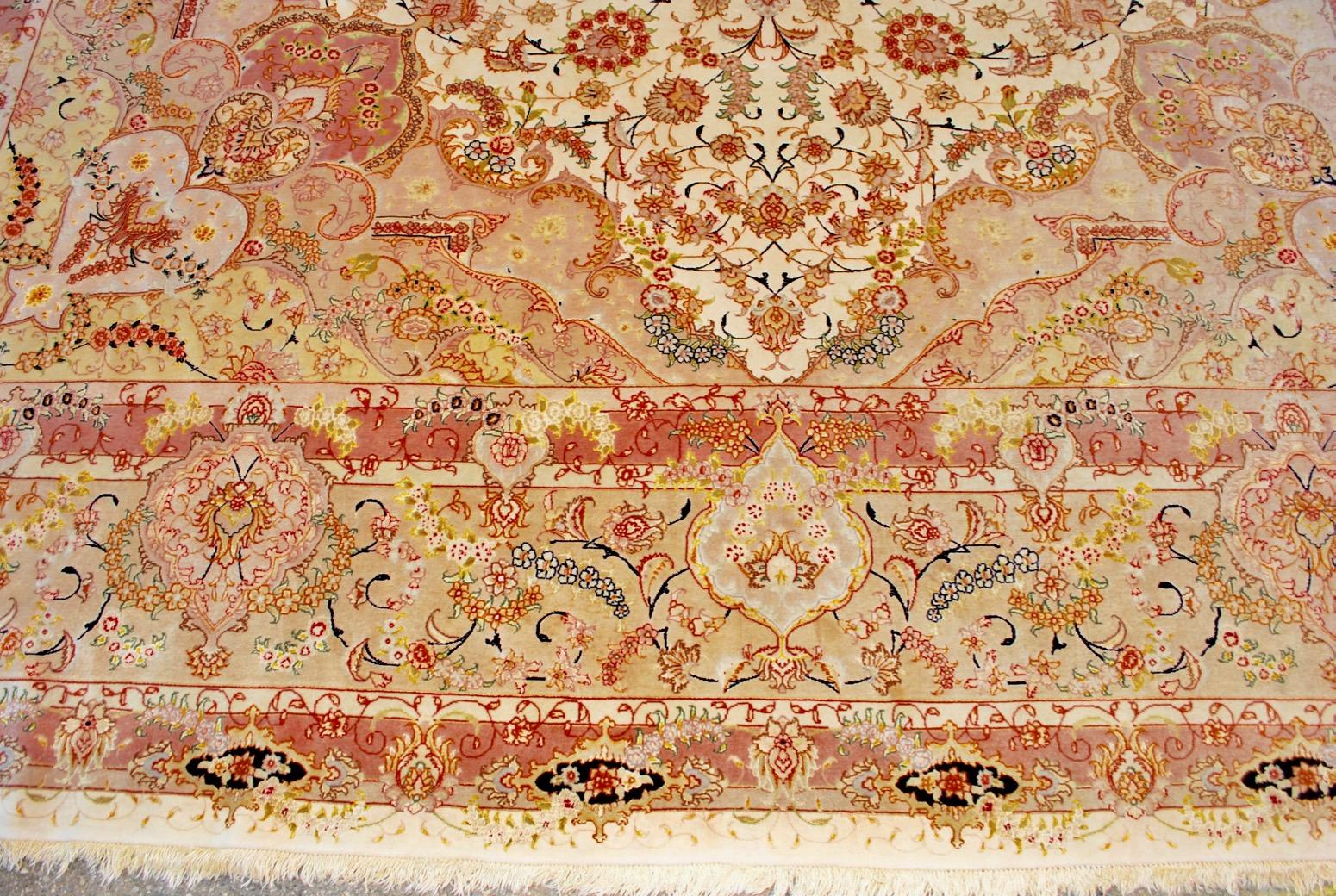 Milieu du XXe siècle Exceptionnel grand tapis Tabriz des années 1950 en soie fine et laine nouée à la main en vente