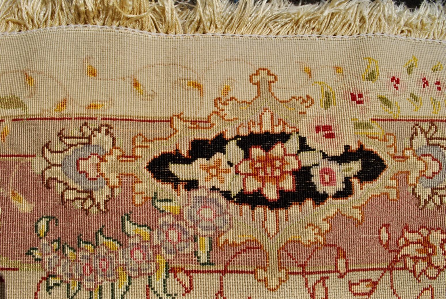 Exceptionnel grand tapis Tabriz des années 1950 en soie fine et laine nouée à la main en vente 1