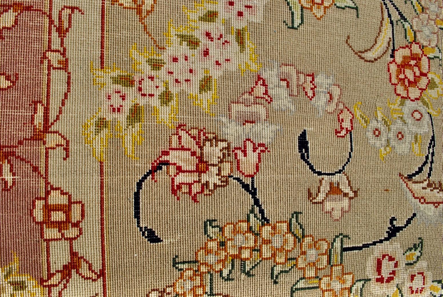 Exceptionnel grand tapis Tabriz des années 1950 en soie fine et laine nouée à la main en vente 2