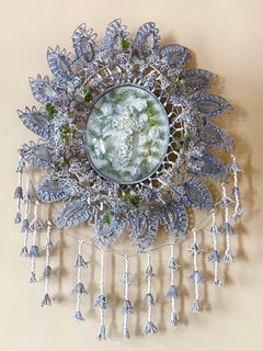 Excepcional gran escultura de pared francesa del siglo XIX en forma de corona bordada a mano