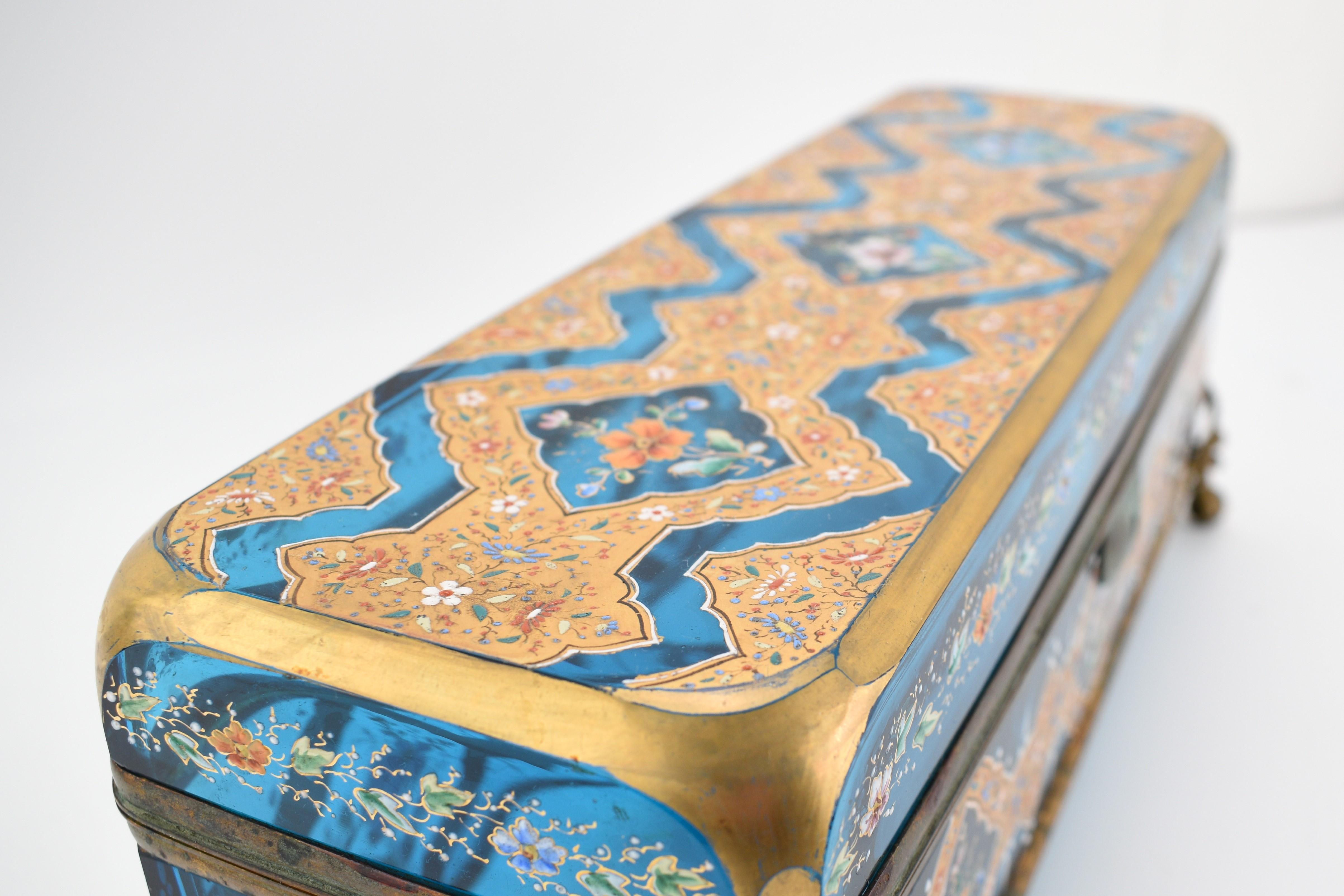 Exceptional Large Antique Bohemian Moser Enameled Gilt Glass Jewelry Casket Box en vente 1