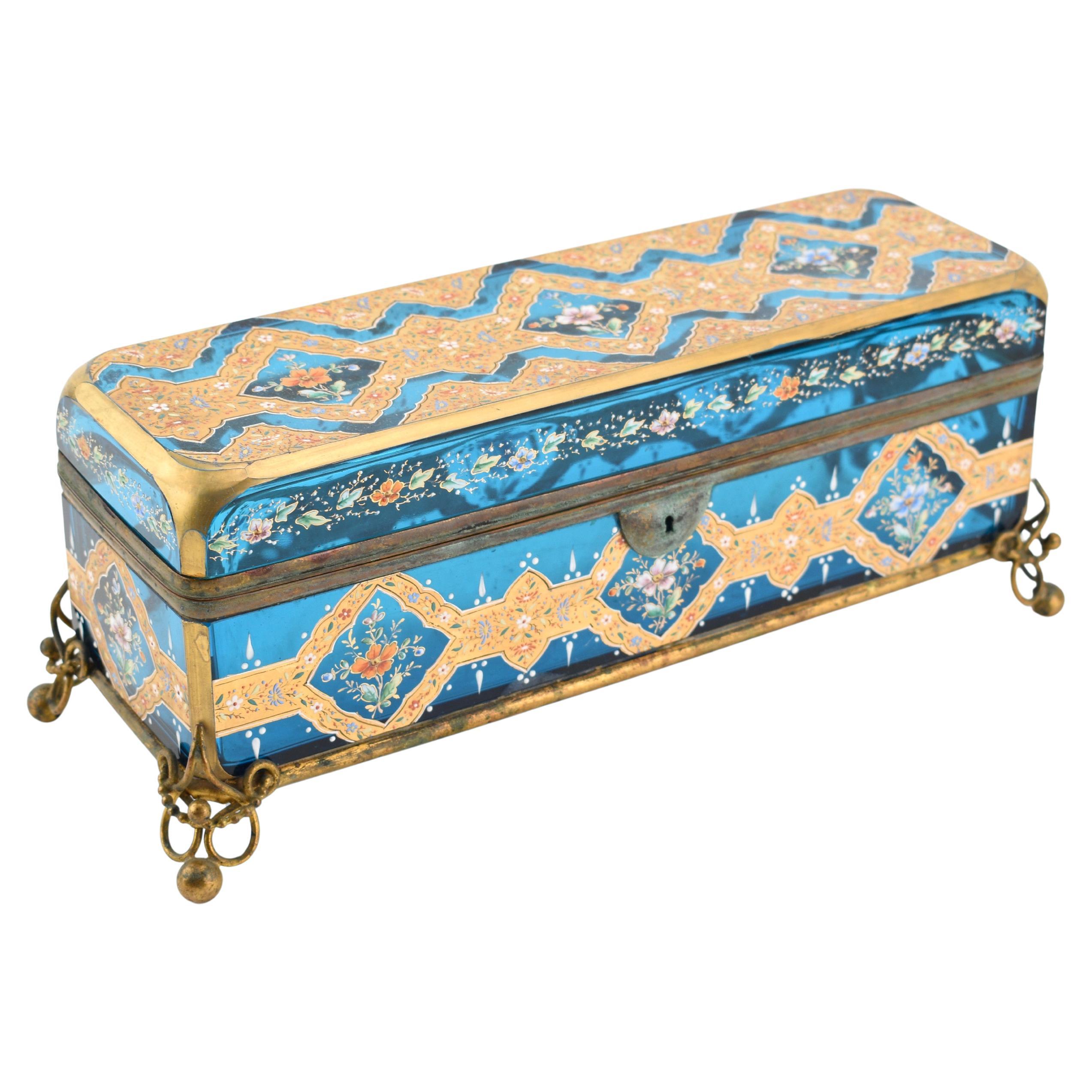 Un coffret à bijoux exceptionnel et impressionnant du célèbre verrier de Bohême Moser, qui illustre le summum de l'artisanat et du design du XIXe siècle. Cette pièce exquise est fabriquée en verre de cristal bleu transparent, avec un corps