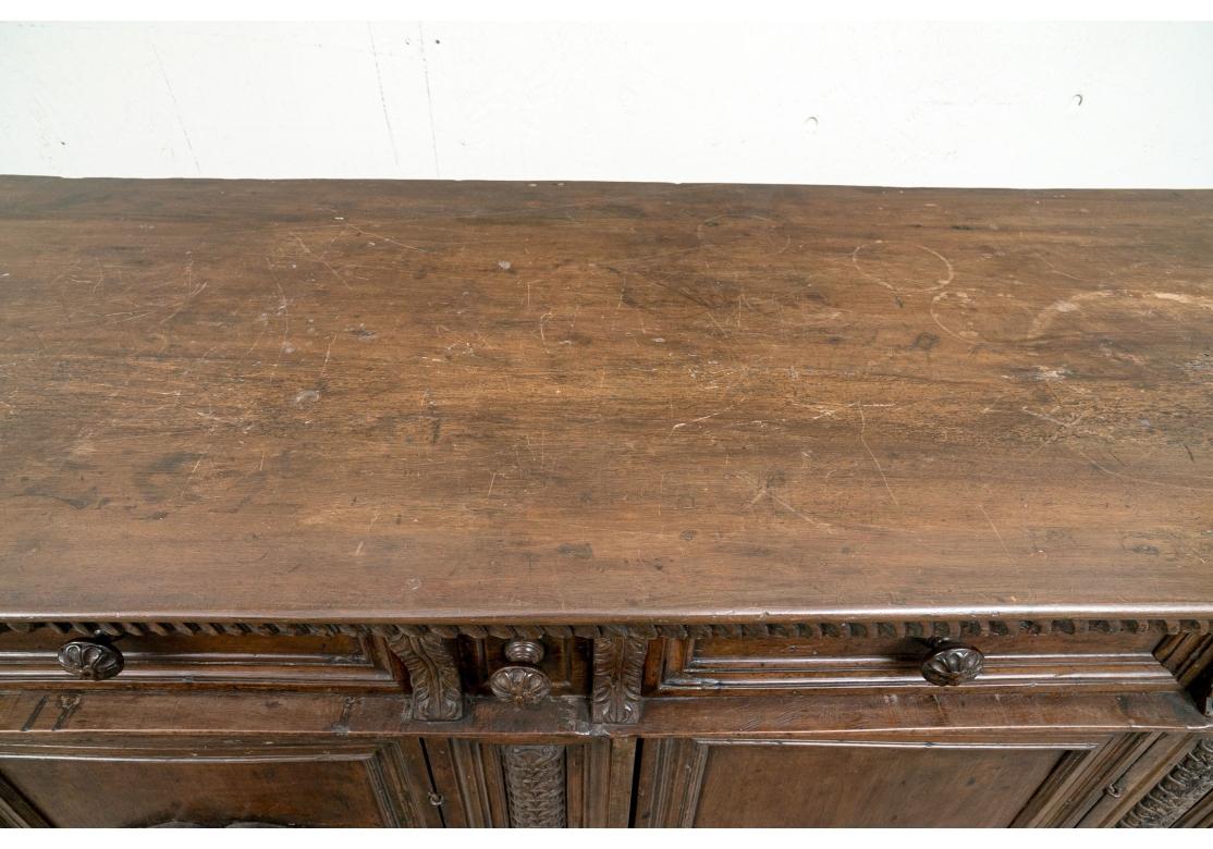 Exceptionnel grand meuble italien ancien de la Renaissance avec crête héraldique  en vente 4