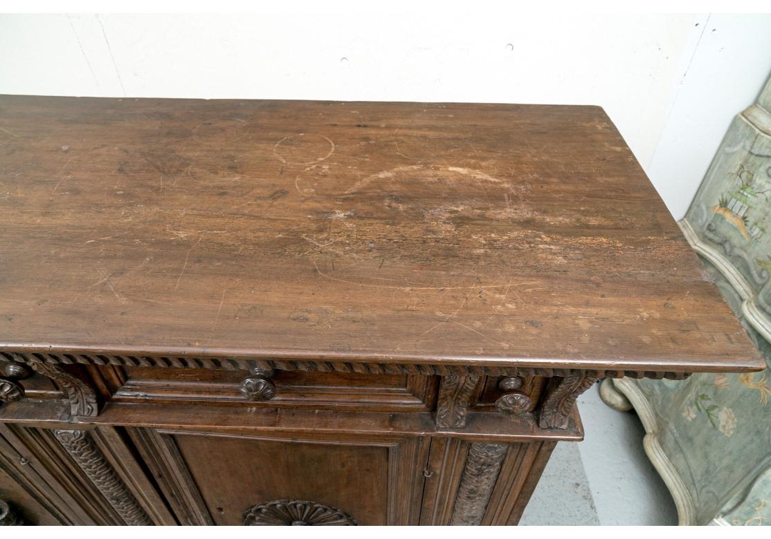 Exceptionnel grand meuble italien ancien de la Renaissance avec crête héraldique  en vente 8