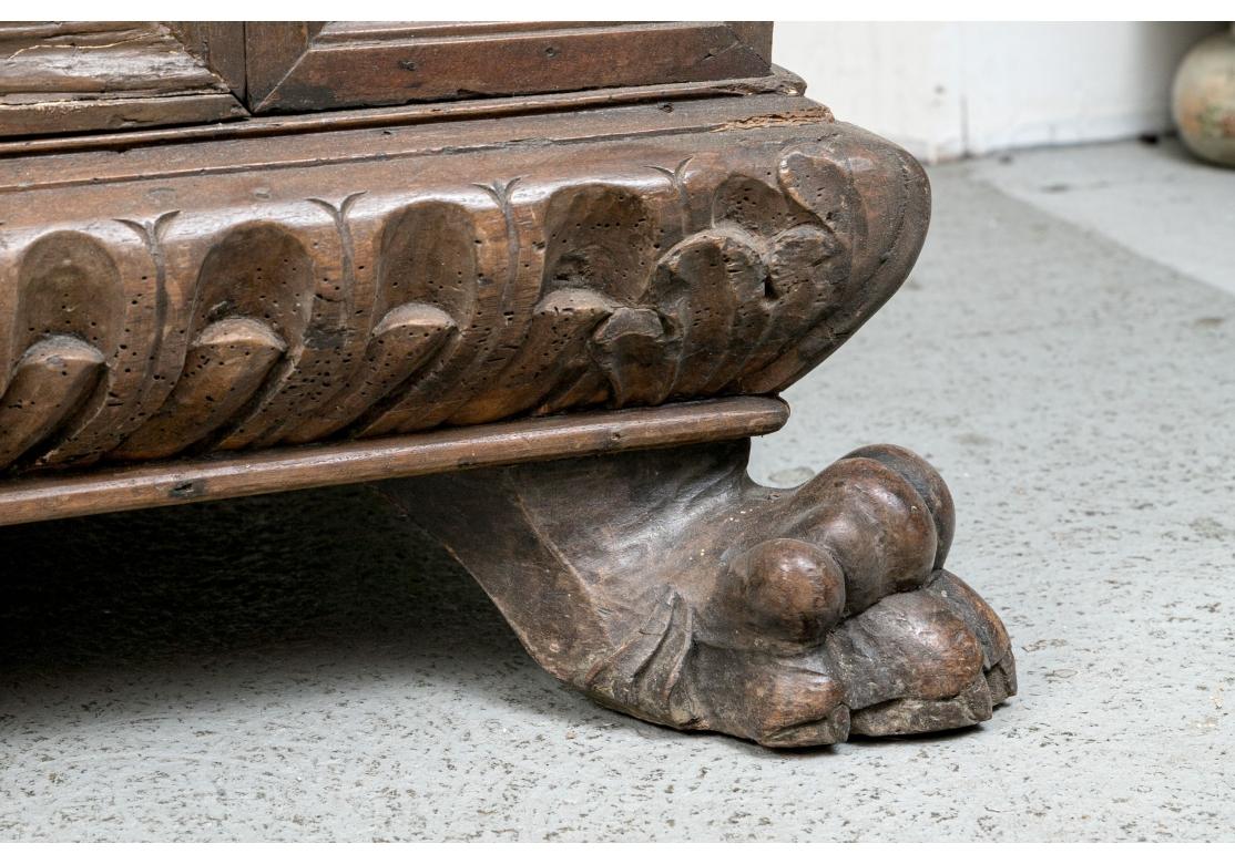 Exceptionnel grand meuble italien ancien de la Renaissance avec crête héraldique  en vente 12
