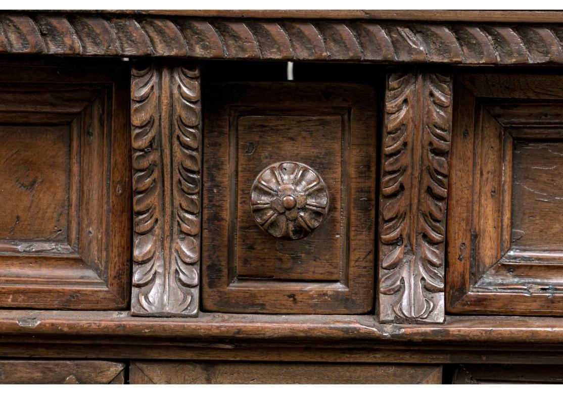 Exceptionnel grand meuble italien ancien de la Renaissance avec crête héraldique  État moyen - En vente à Bridgeport, CT