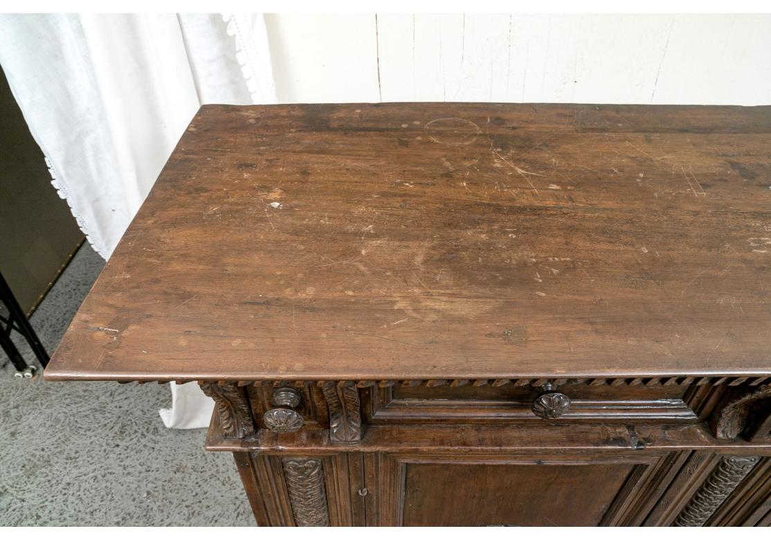 Exceptionnel grand meuble italien ancien de la Renaissance avec crête héraldique  en vente 2