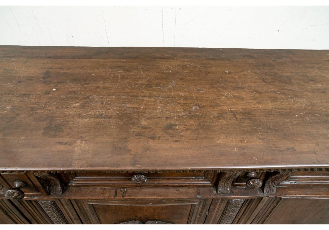 Exceptionnel grand meuble italien ancien de la Renaissance avec crête héraldique  en vente 3