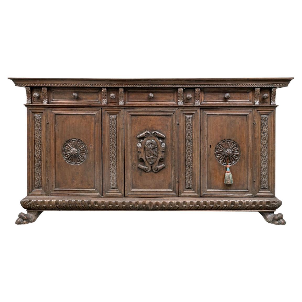 Exceptionnel grand meuble italien ancien de la Renaissance avec crête héraldique  en vente