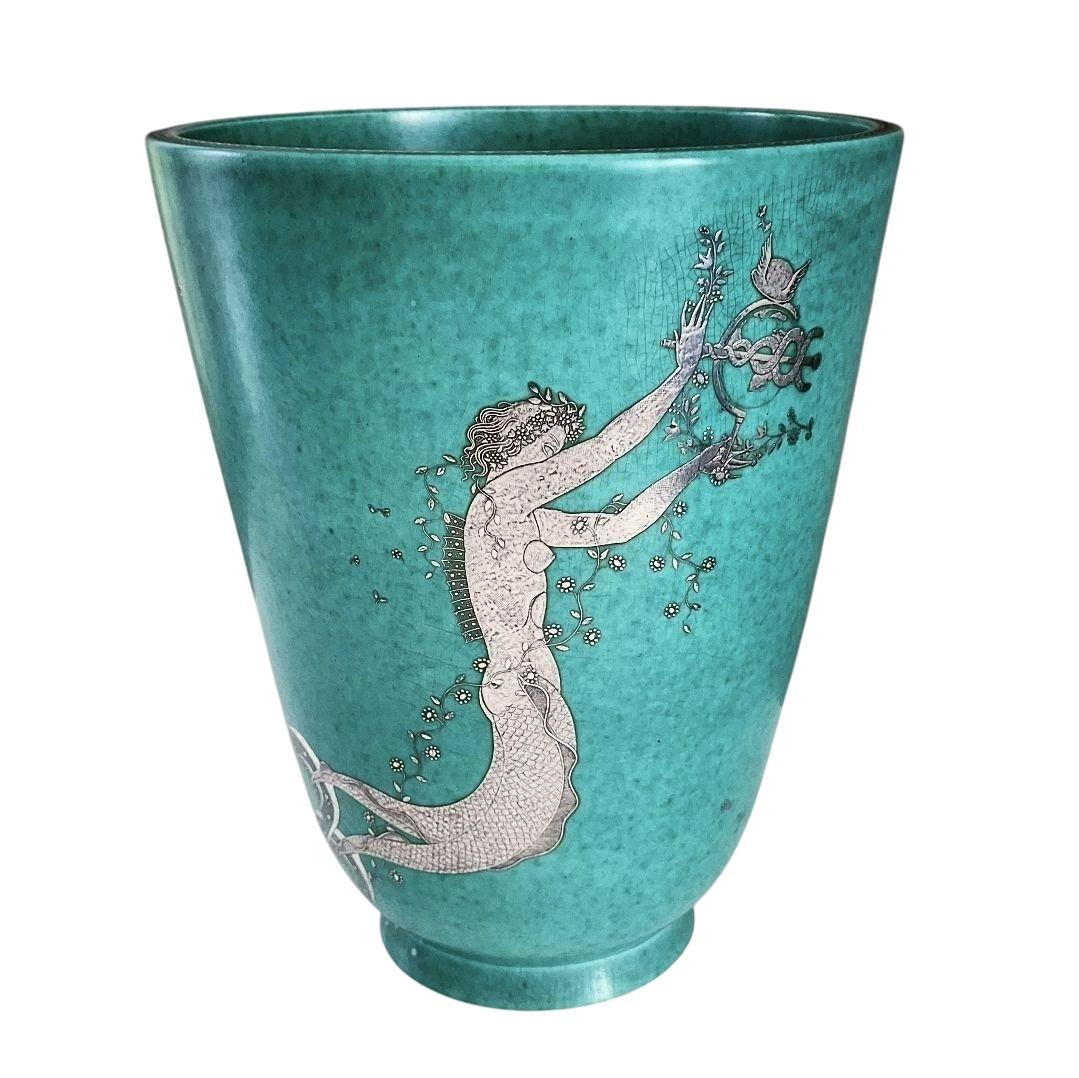 Un vase ARGENTA exceptionnel et de taille monumentale, fabriqué à la main par Wilhelm Kåge pour Gustavsberg, Suède, vers les années 1930. Mesurant 35 cm de hauteur et 27 cm de largeur, et pesant un poids extraordinaire de 6 à 7 kg, il s'agit de l'un